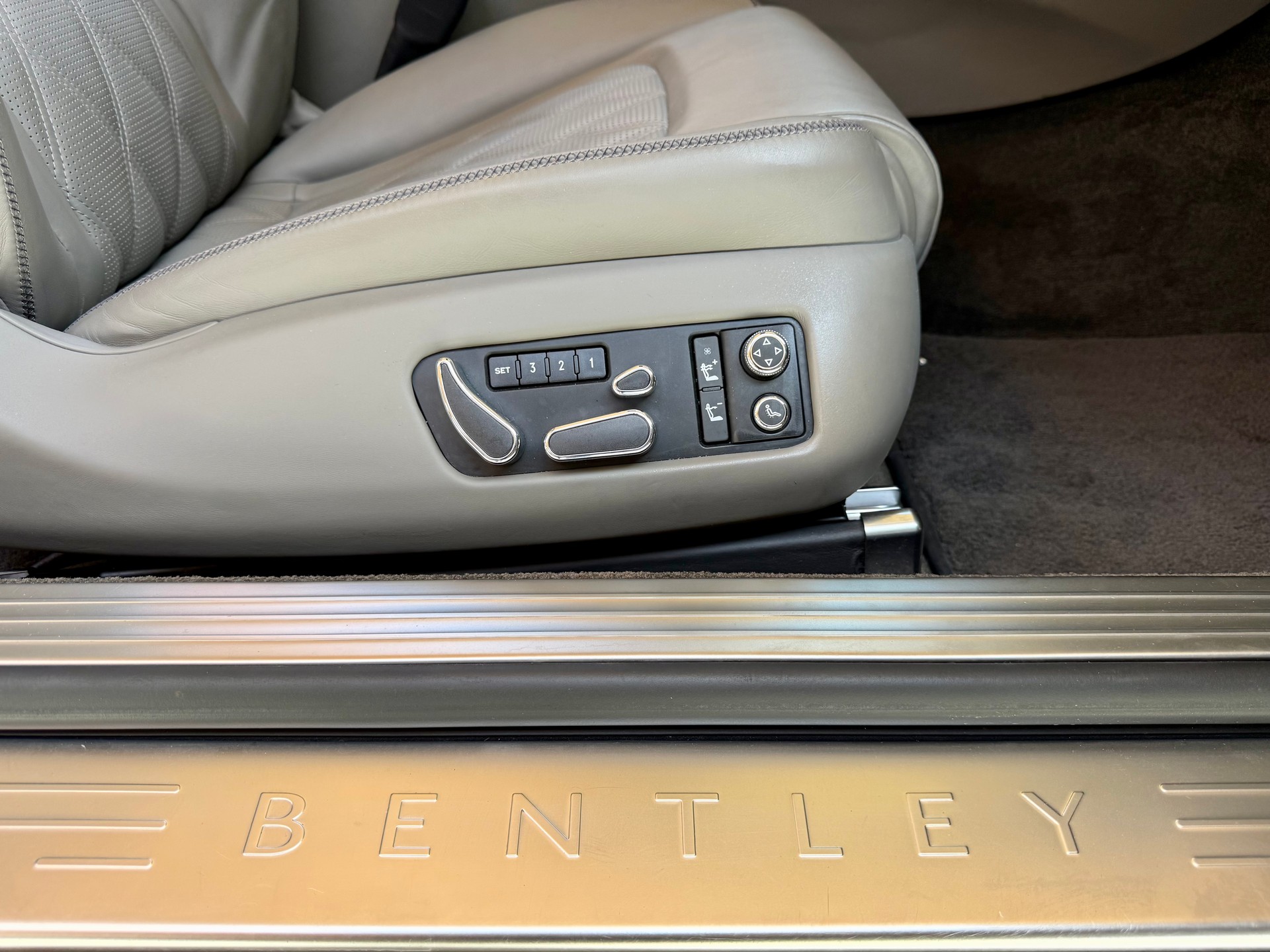 BENTLEY Continental GTC 4.0 V8-image-14