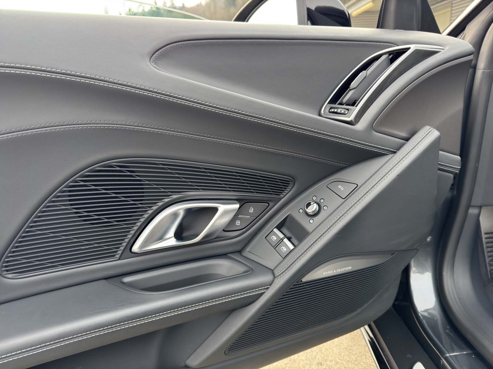 AUDI R8 Spyder RWD S-Tronic-image-22