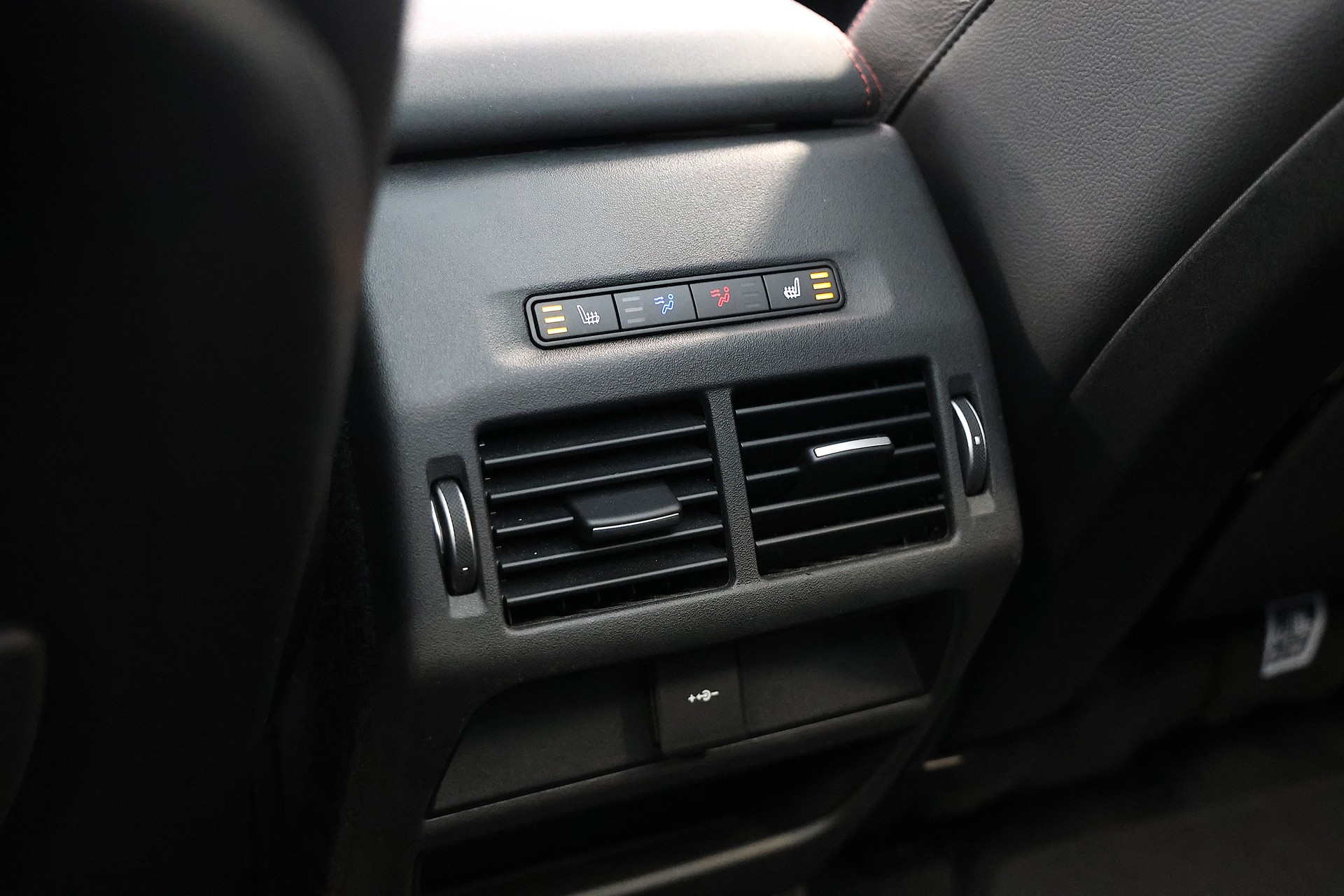 LAND ROVER Discovery Sport 2.0 Si4 R-Dynamic SE-image-18