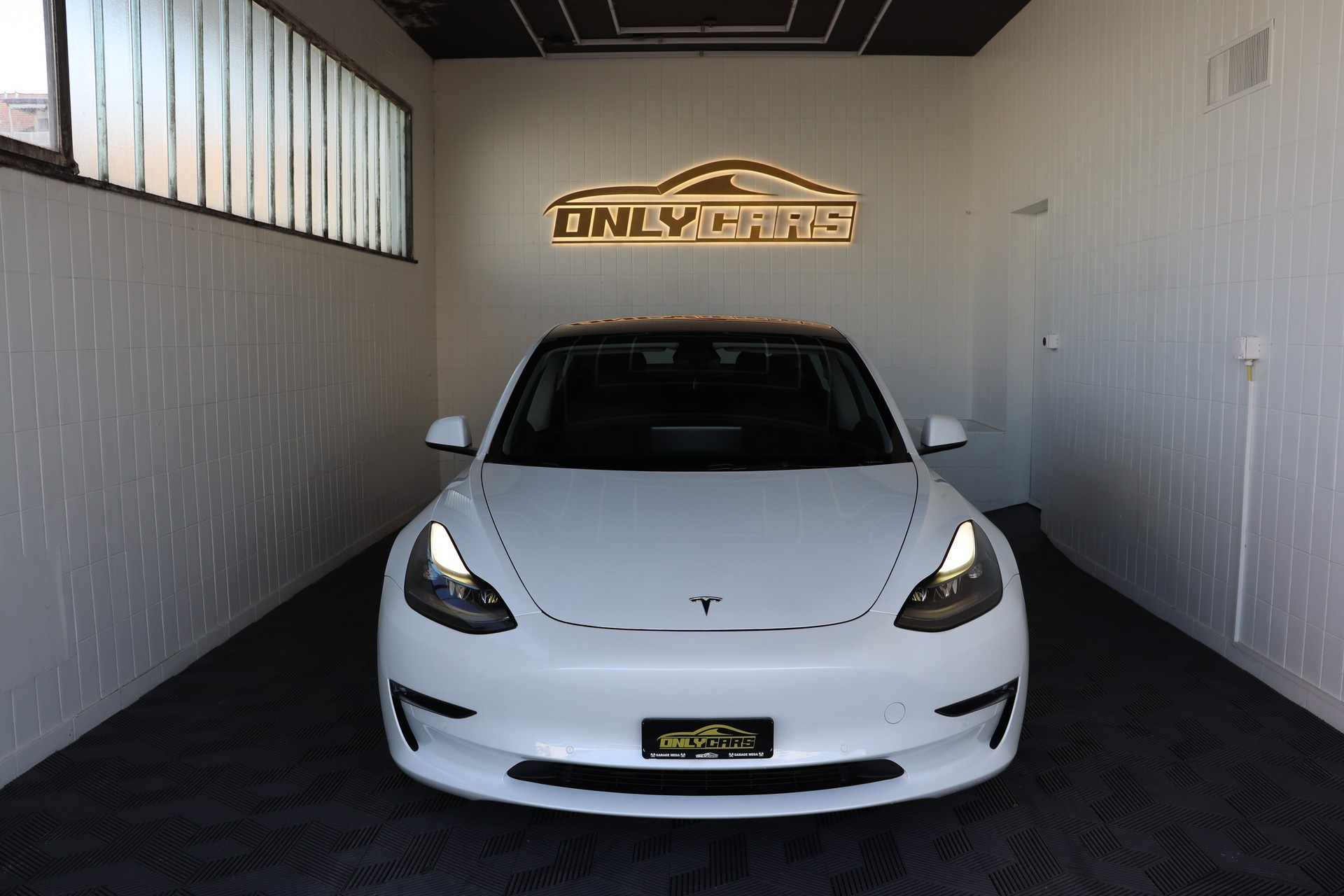TESLA Model 3 Performance Dual Motor AWD-showroom-element-1