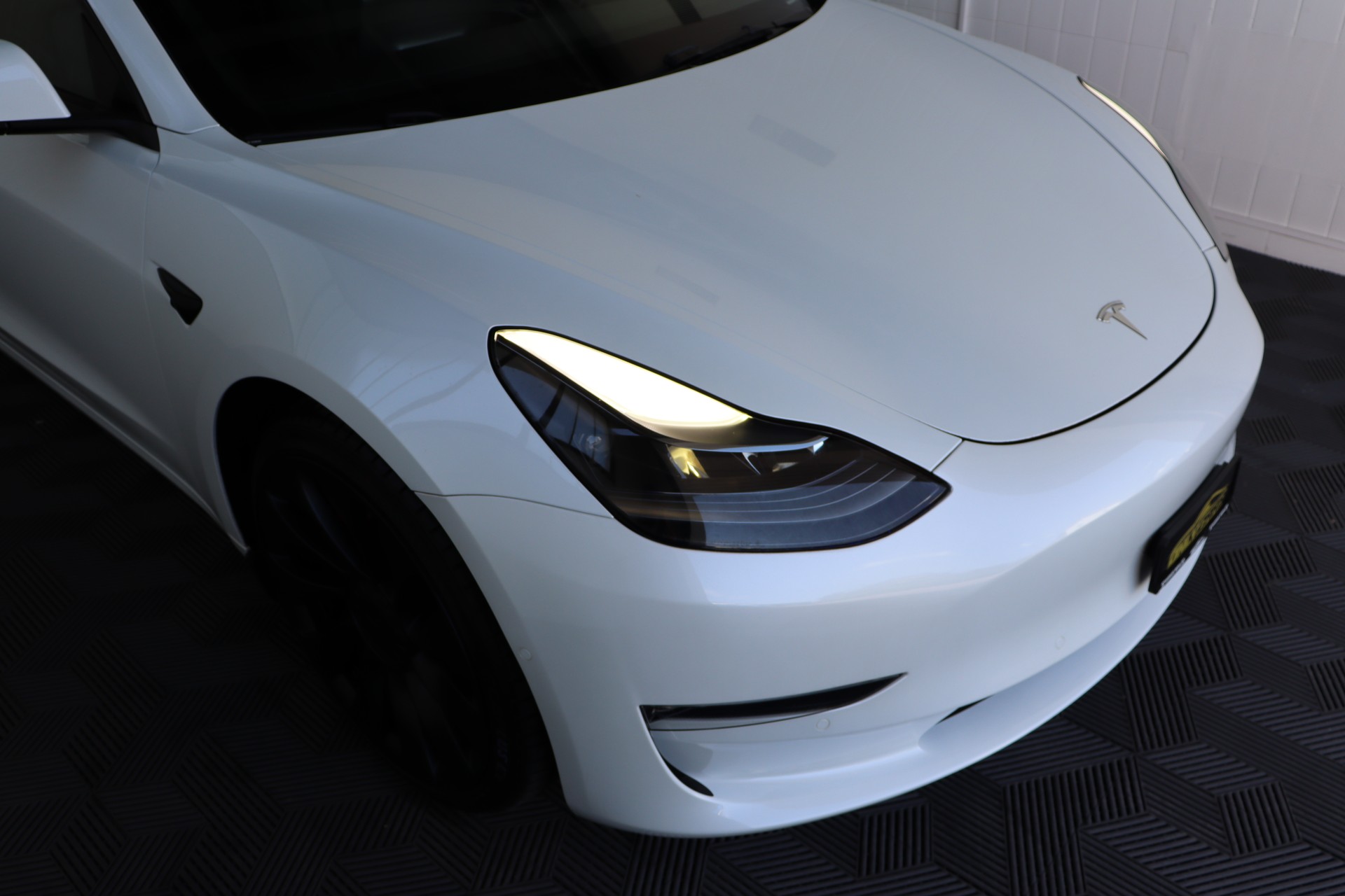 TESLA Model 3 Performance Dual Motor AWD-showroom-element-2