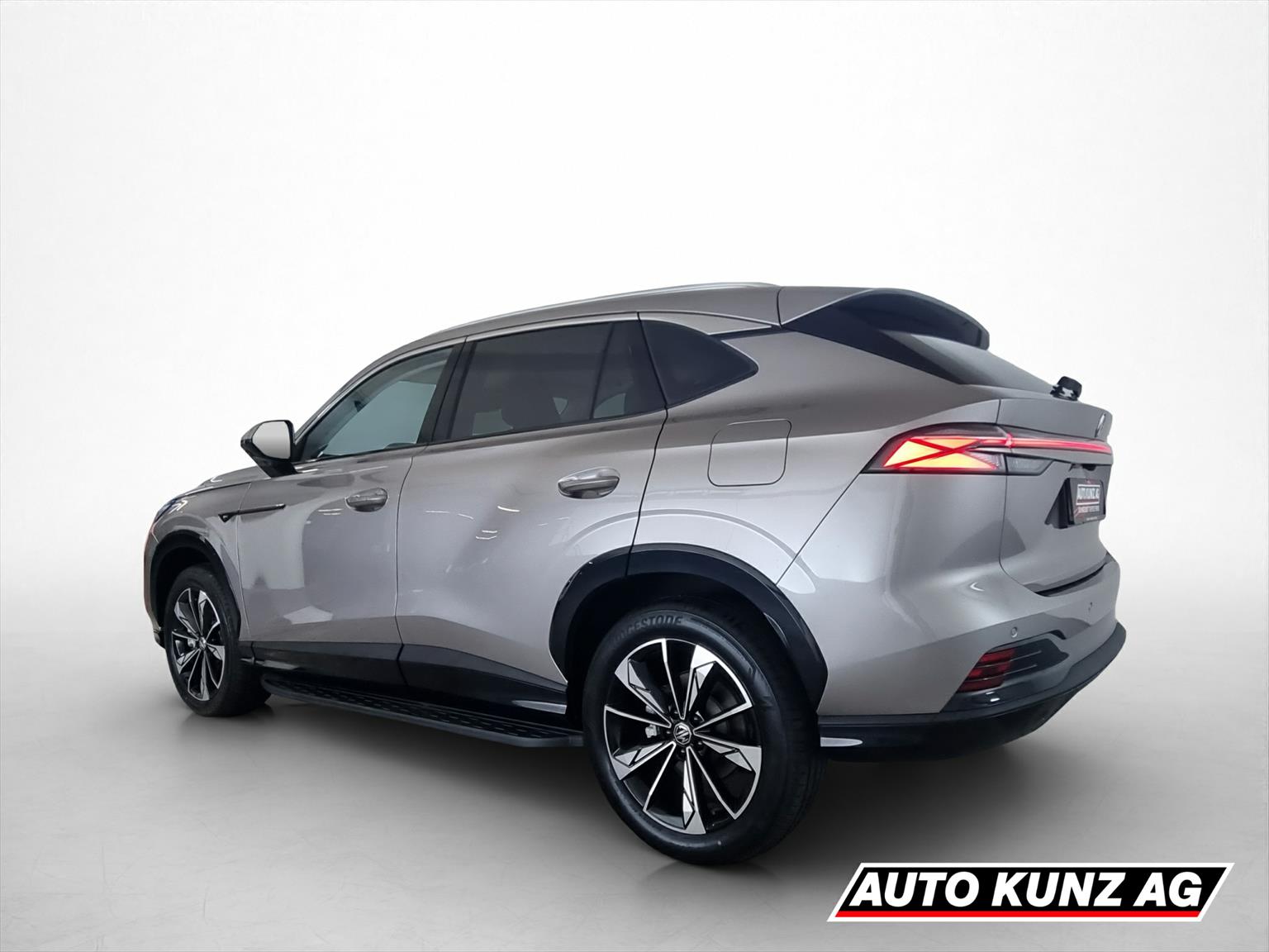 MG MG HS 1.5 T PHEV Luxury-showroom-element-3