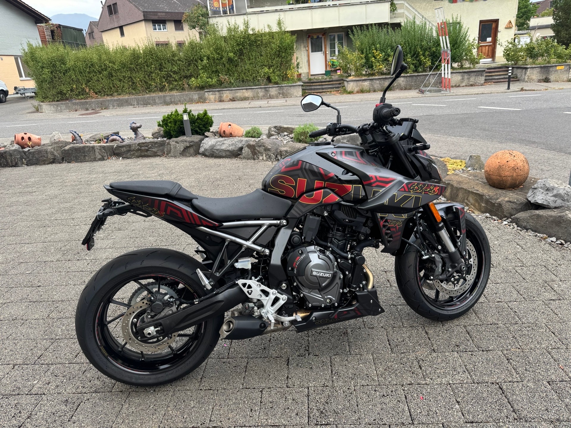SUZUKI GSX 8 S BLACK EVO-image-2