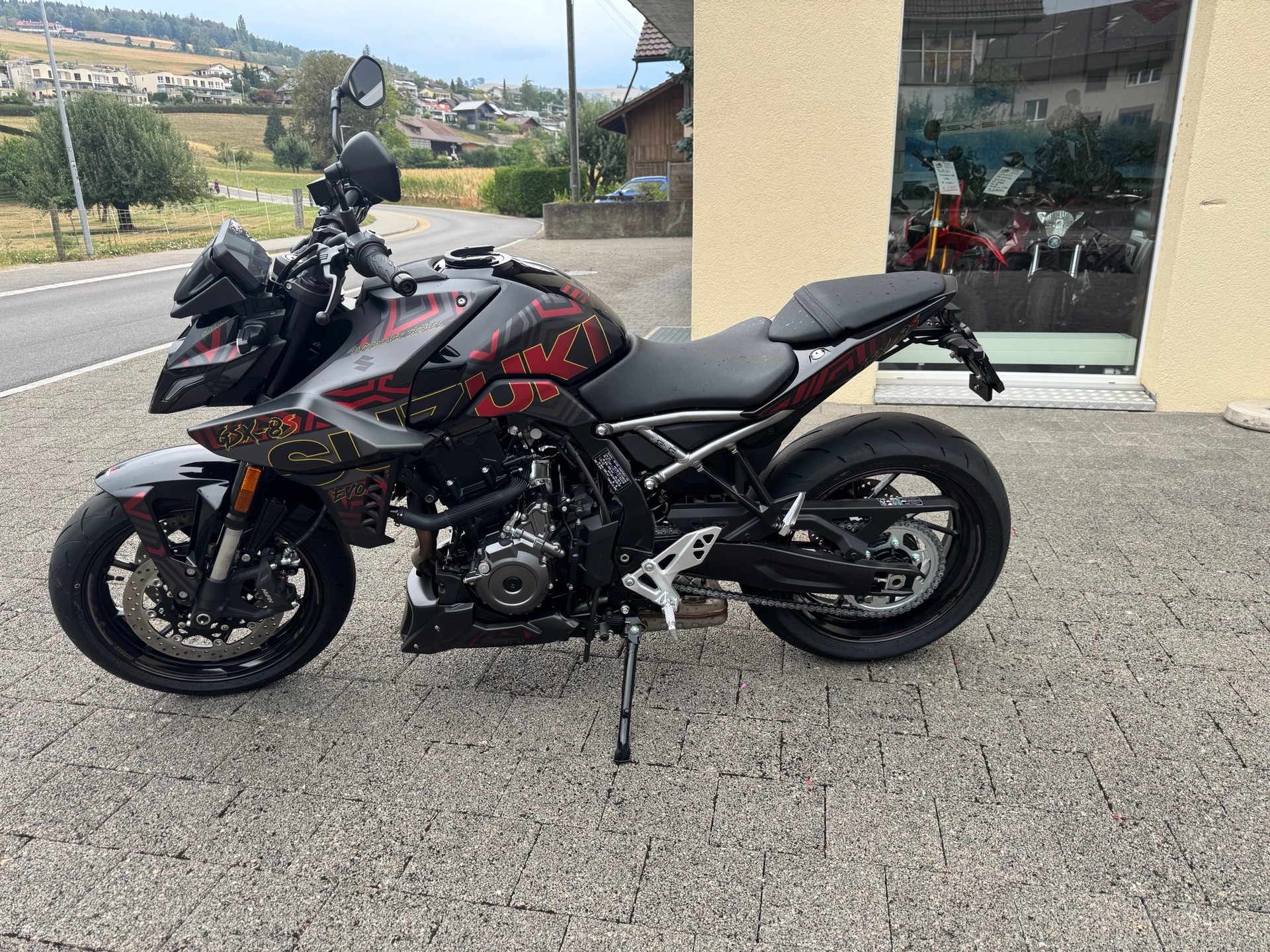SUZUKI GSX 8 S BLACK EVO-image-0