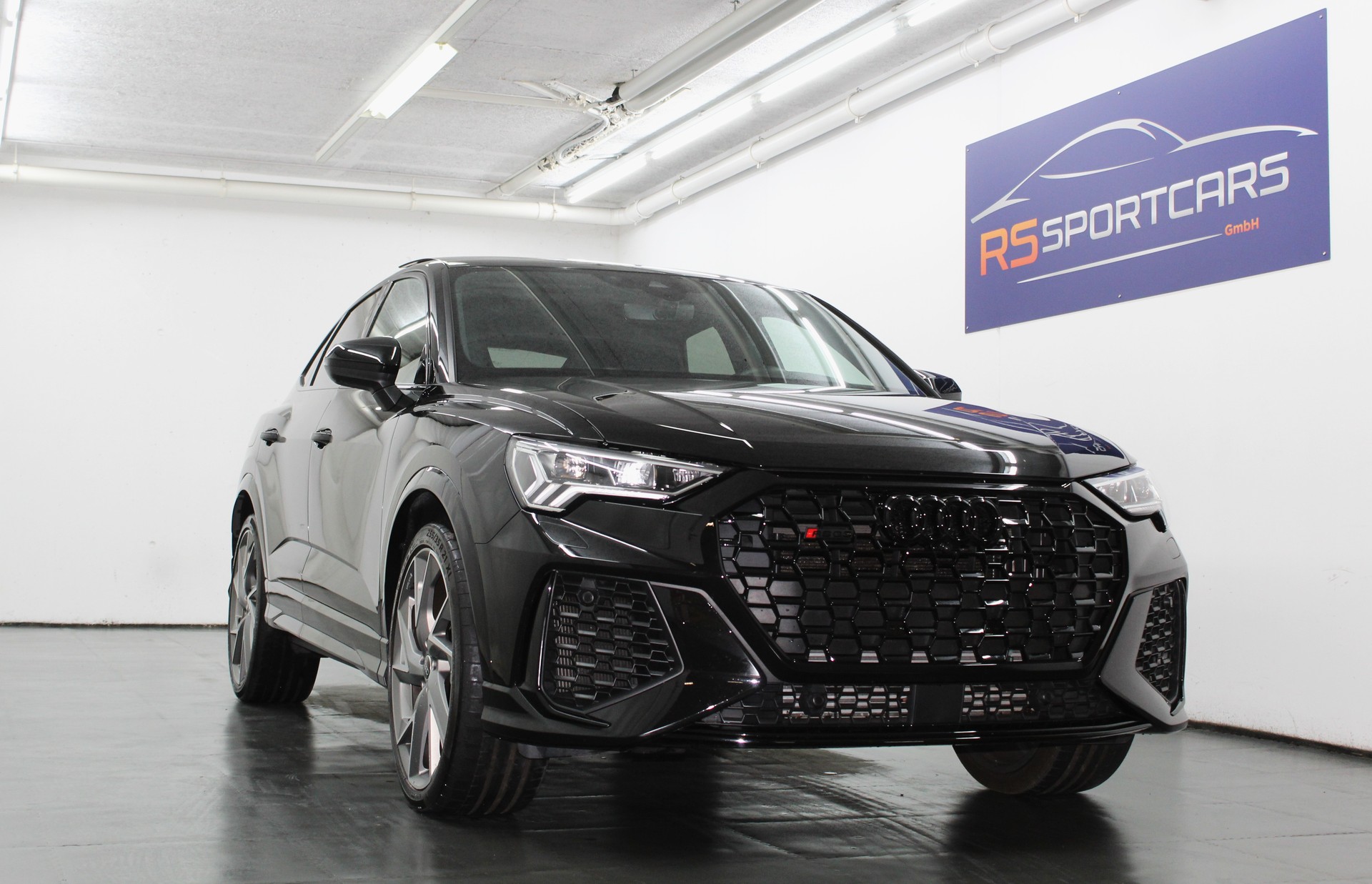 AUDI RS Q3 Sportback quattro S tronic RS-Designpaket rot / CH-Fahrzeug-showroom-element-1