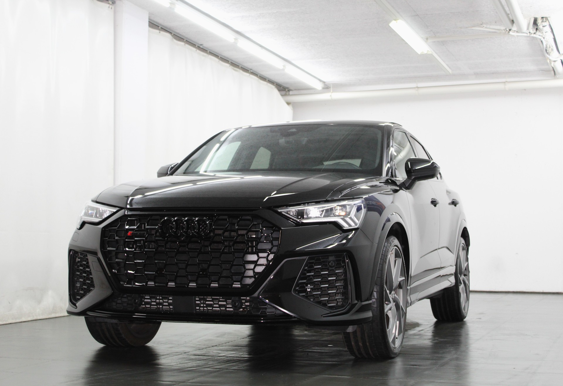 AUDI RS Q3 Sportback quattro S tronic RS-Designpaket rot / CH-Fahrzeug-showroom-element-3