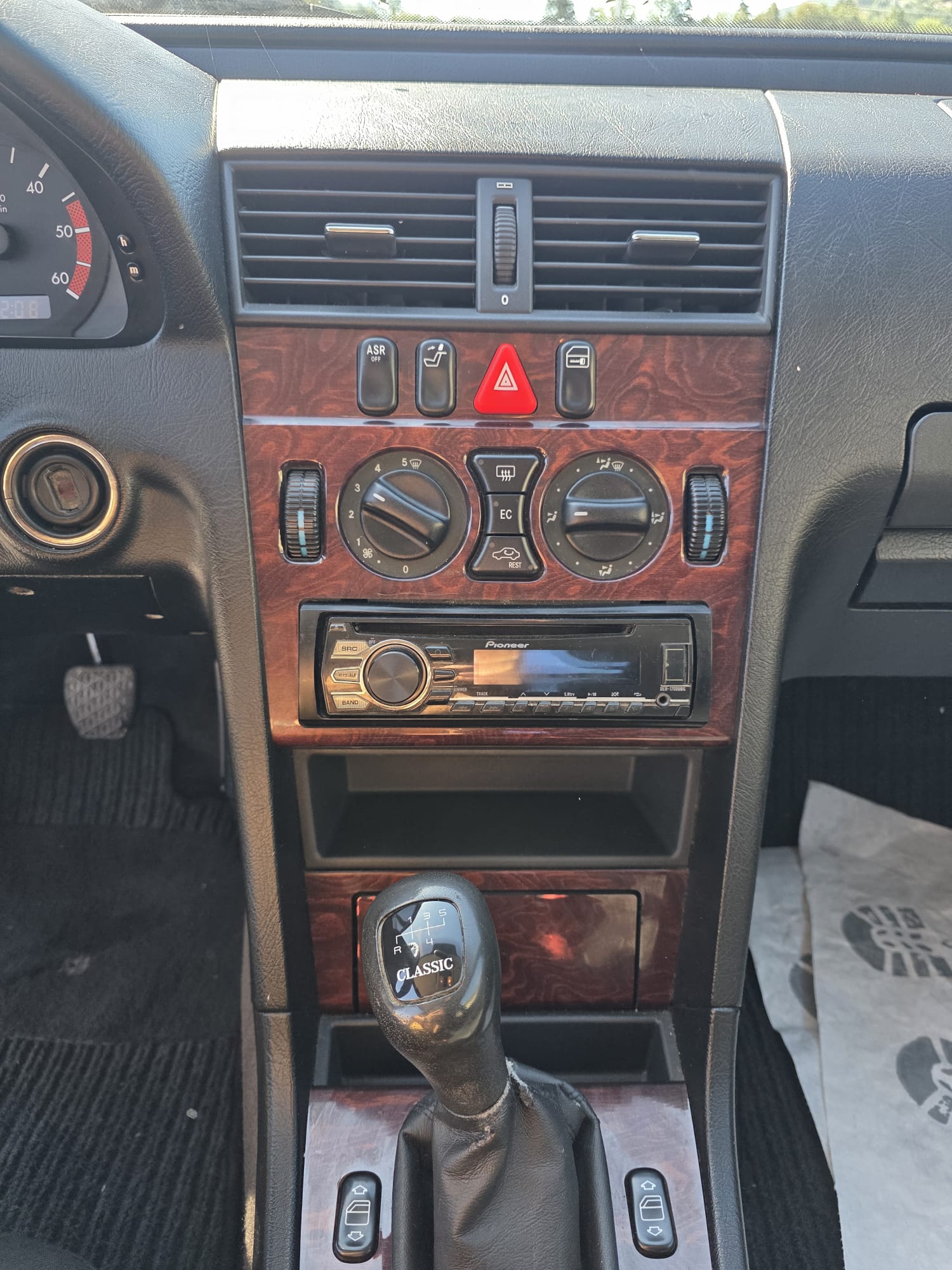 MERCEDES-BENZ C 220 CDI Classic-image-10