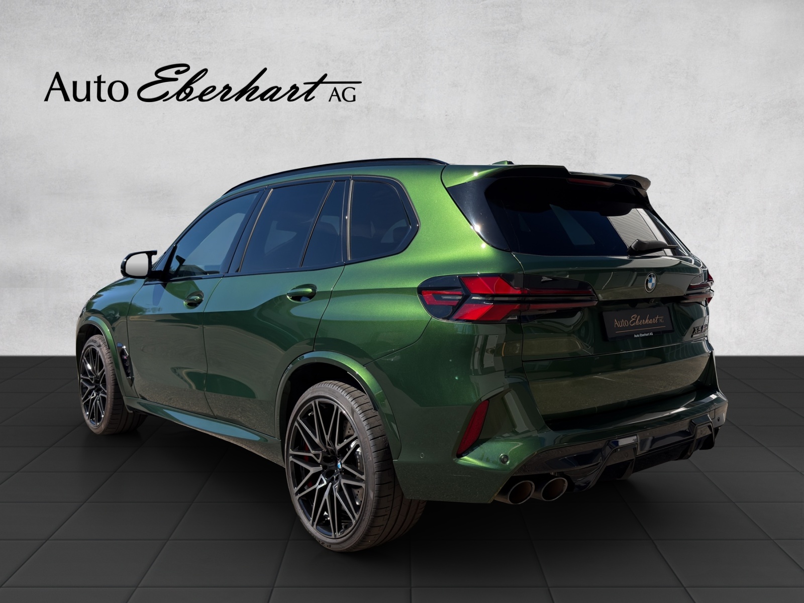 BMW X5M Competition Anglesey Green-showroom-element-1