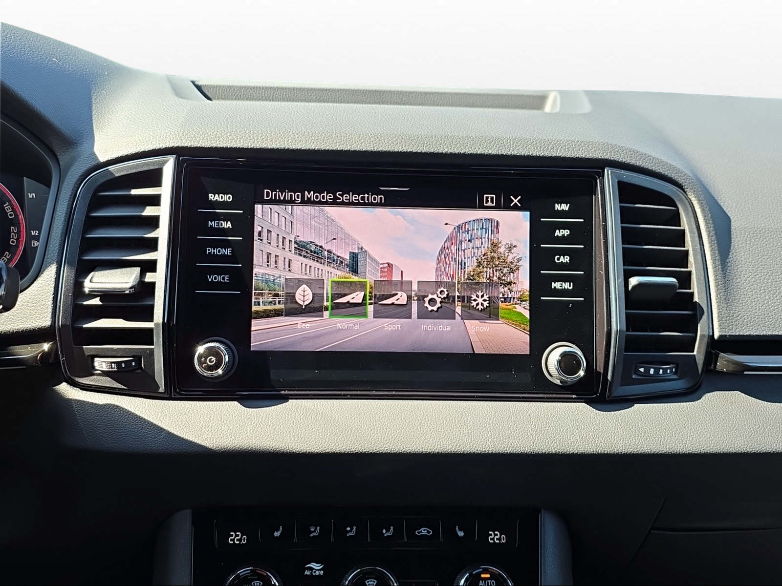 SKODA Karoq 2.0 TSI SportLine 4x4 DSG-image-8