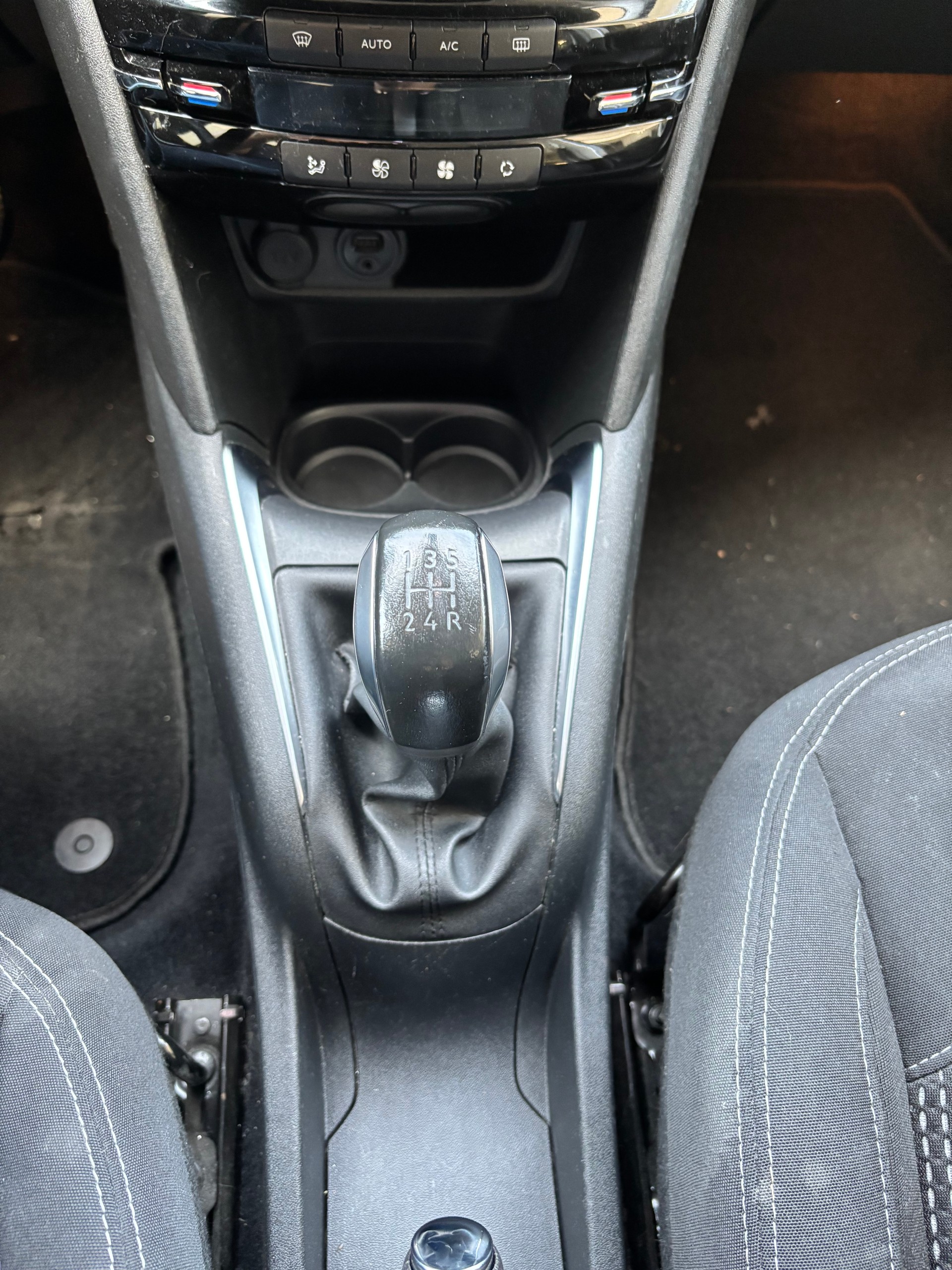 PEUGEOT 208 1.2 PureTech Active-image-18