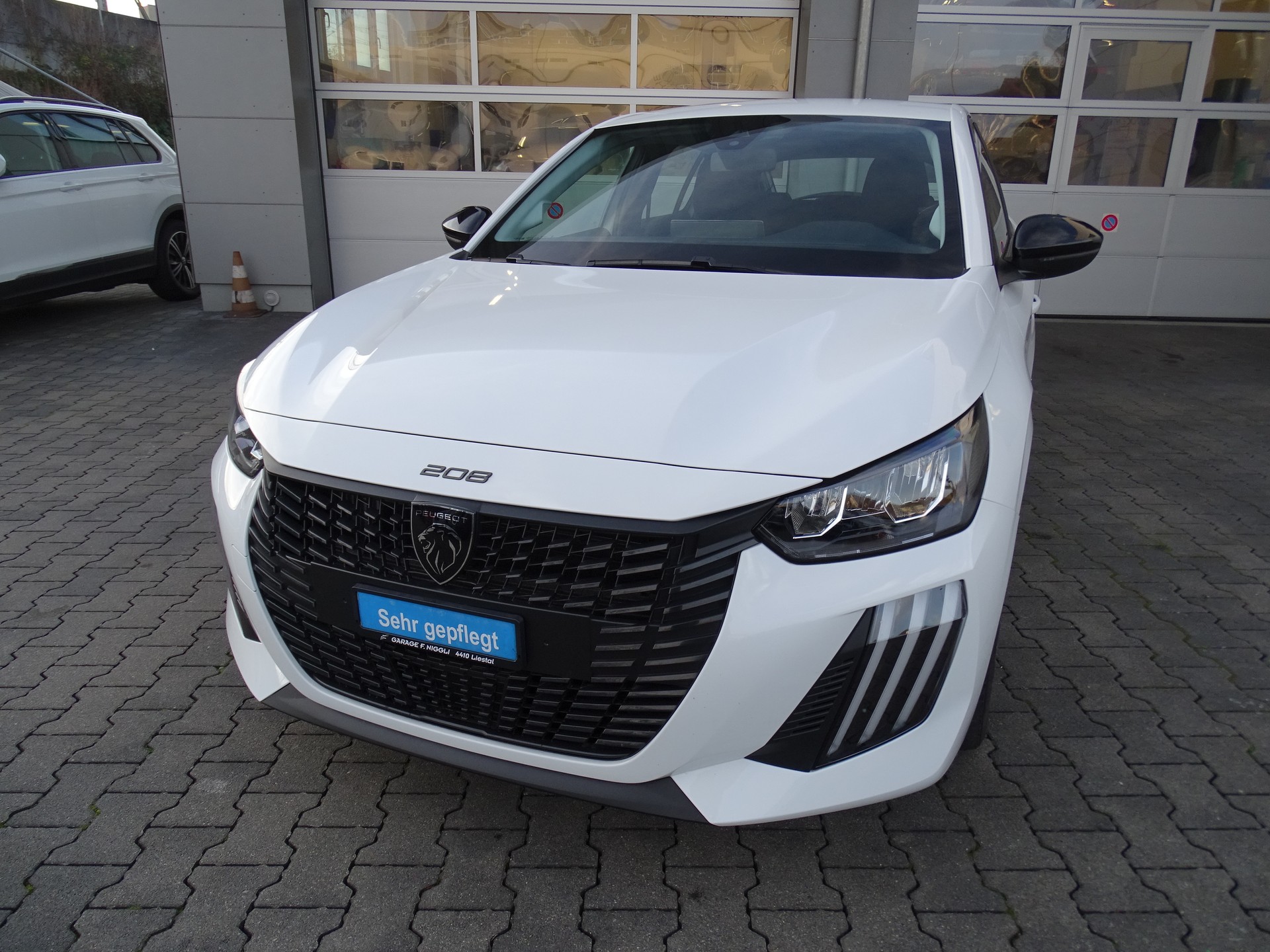 PEUGEOT 208 1.2 PureTech Active EAT8-image-18