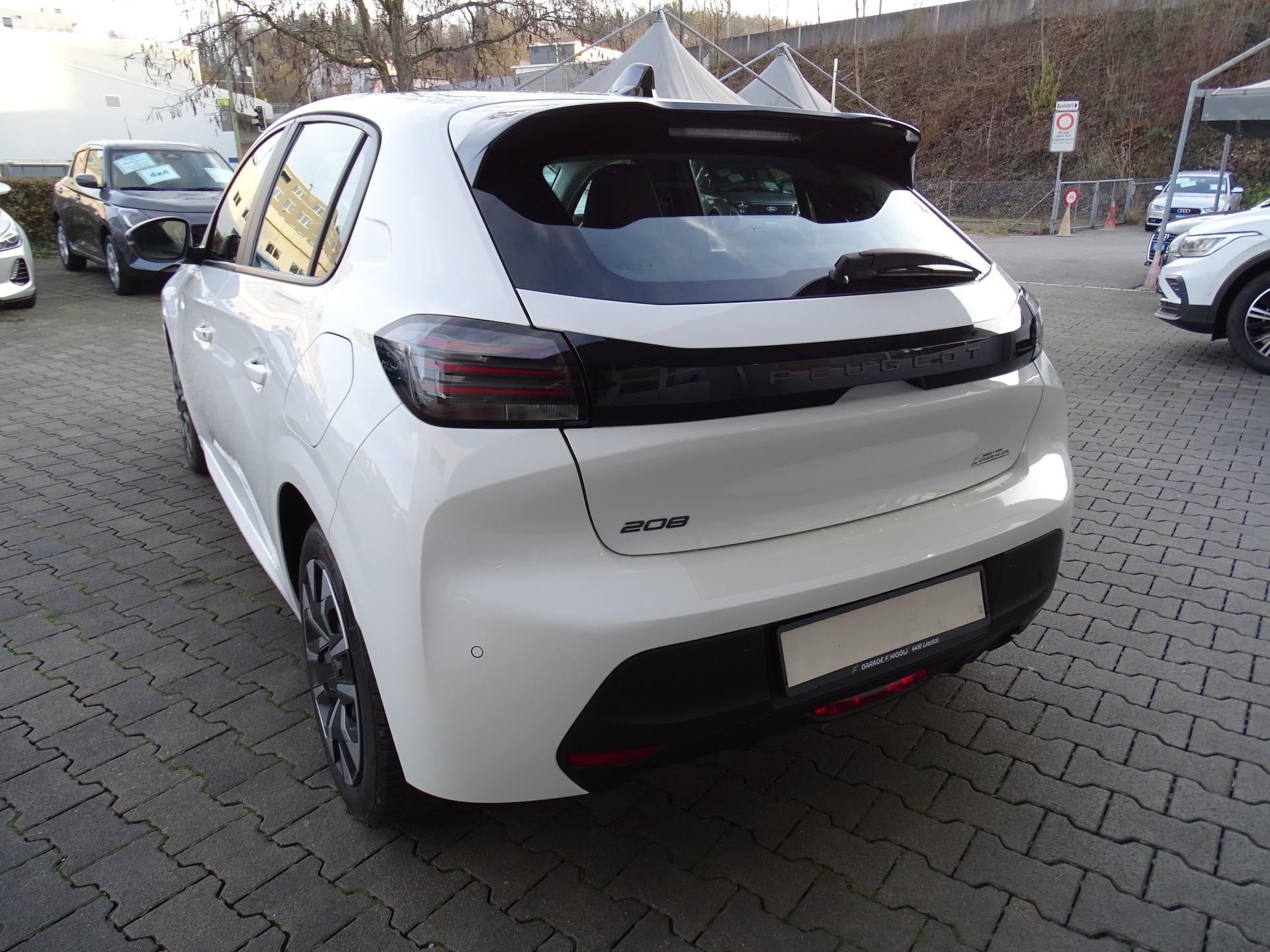 PEUGEOT 208 1.2 PureTech Active EAT8-image-10