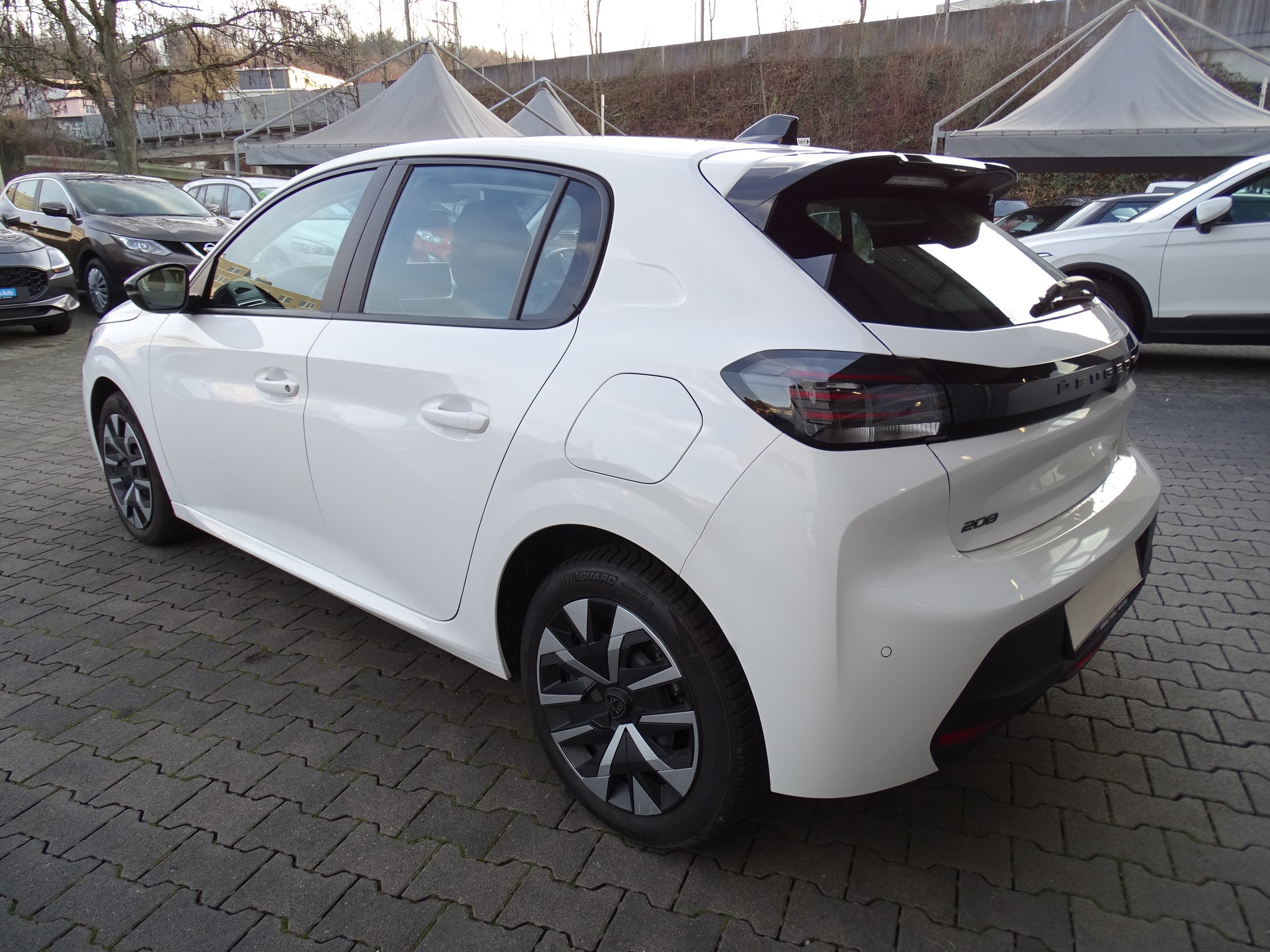 PEUGEOT 208 1.2 PureTech Active EAT8-image-11