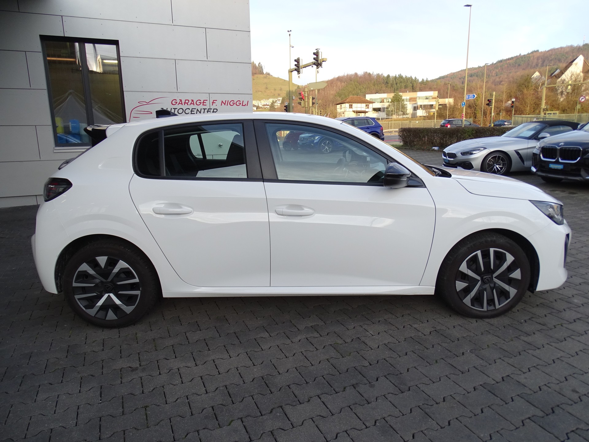 PEUGEOT 208 1.2 PureTech Active EAT8-image-4
