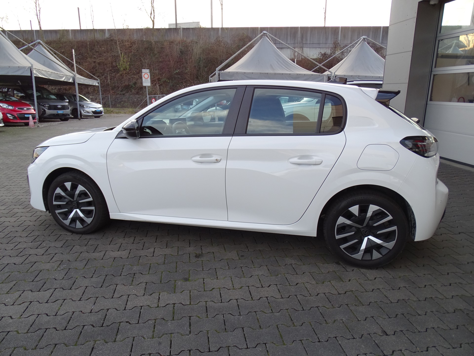 PEUGEOT 208 1.2 PureTech Active EAT8-image-13