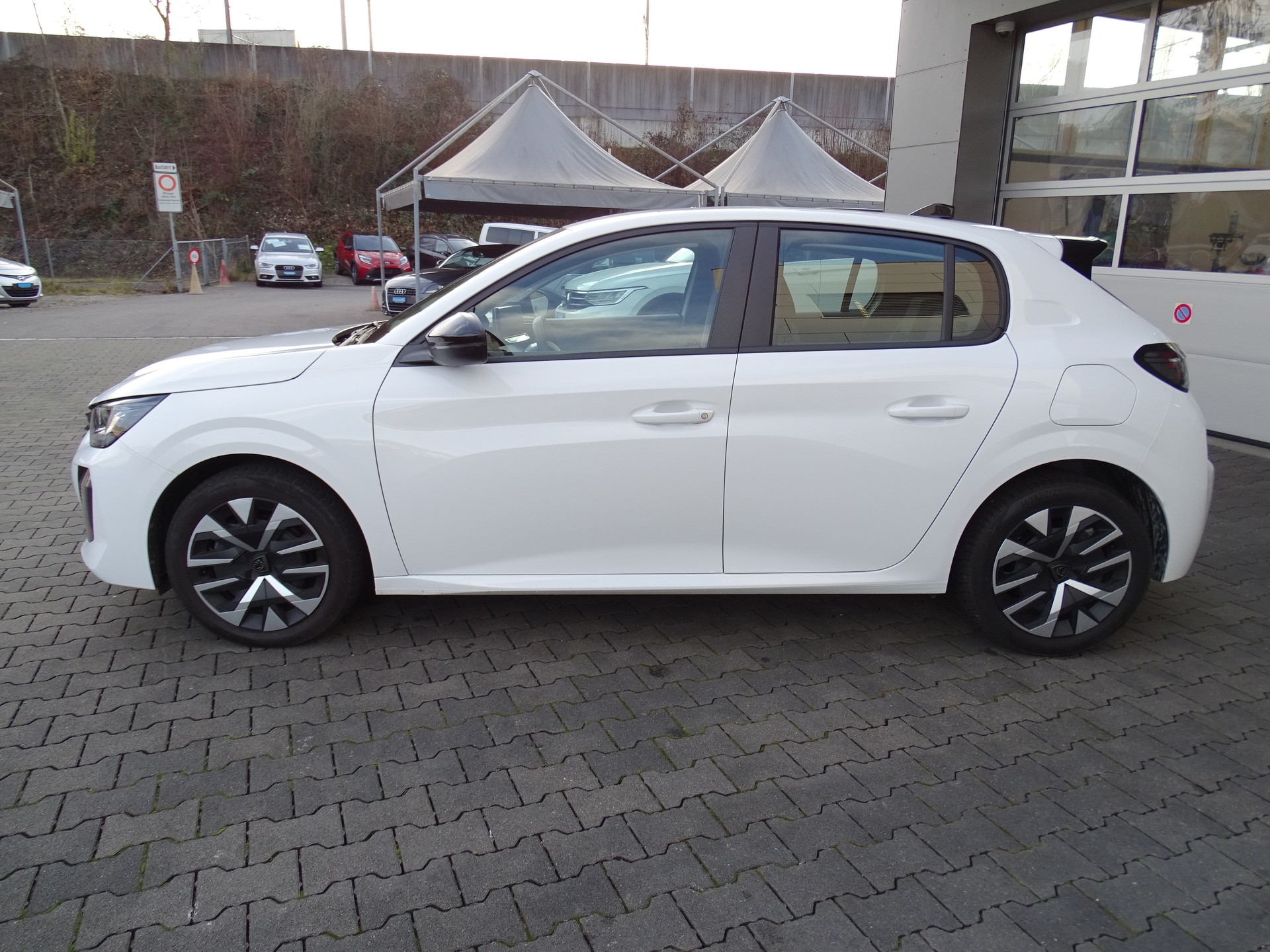 PEUGEOT 208 1.2 PureTech Active EAT8-image-14