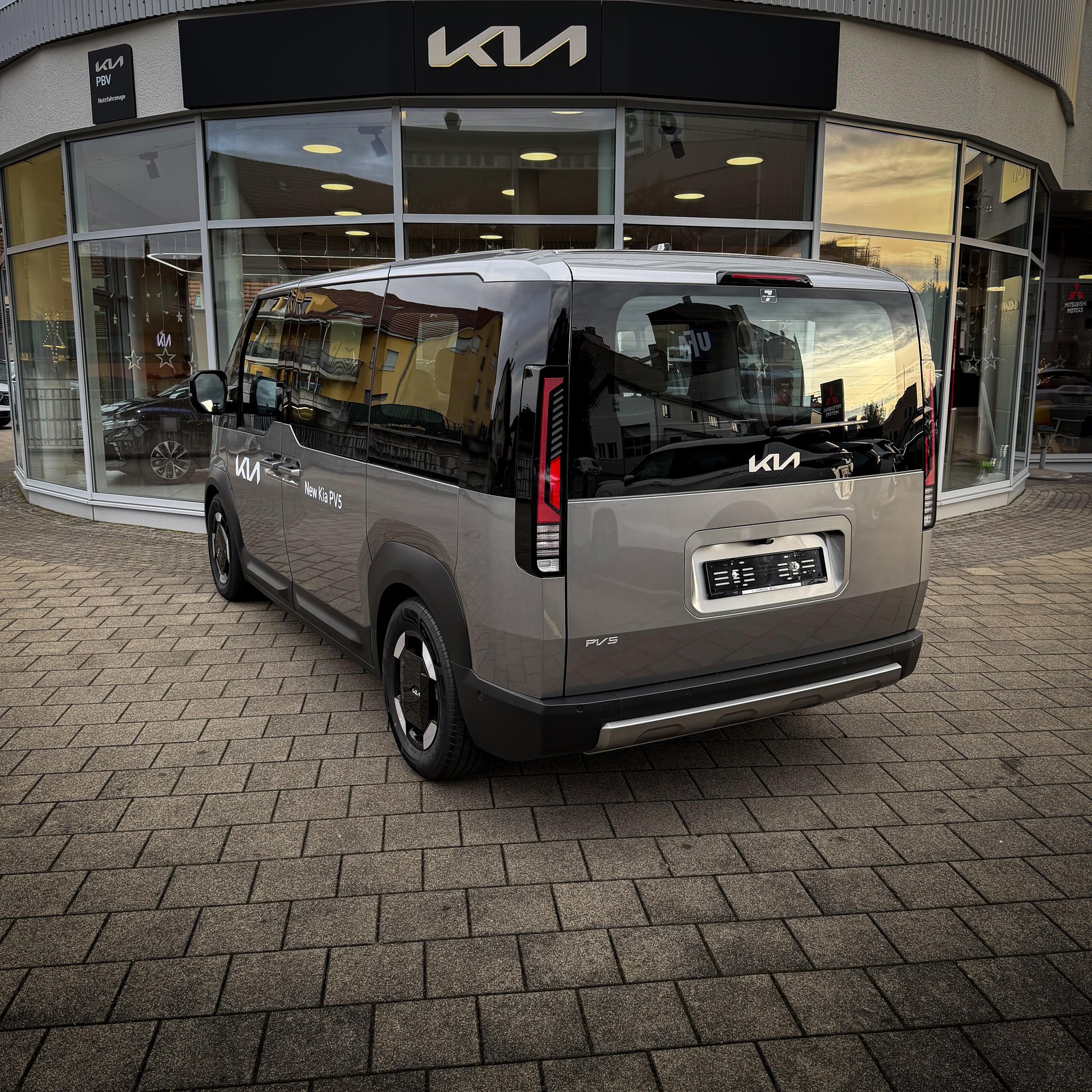 KIA PV5 Passenger 71.2 kWh Elite-showroom-element-1