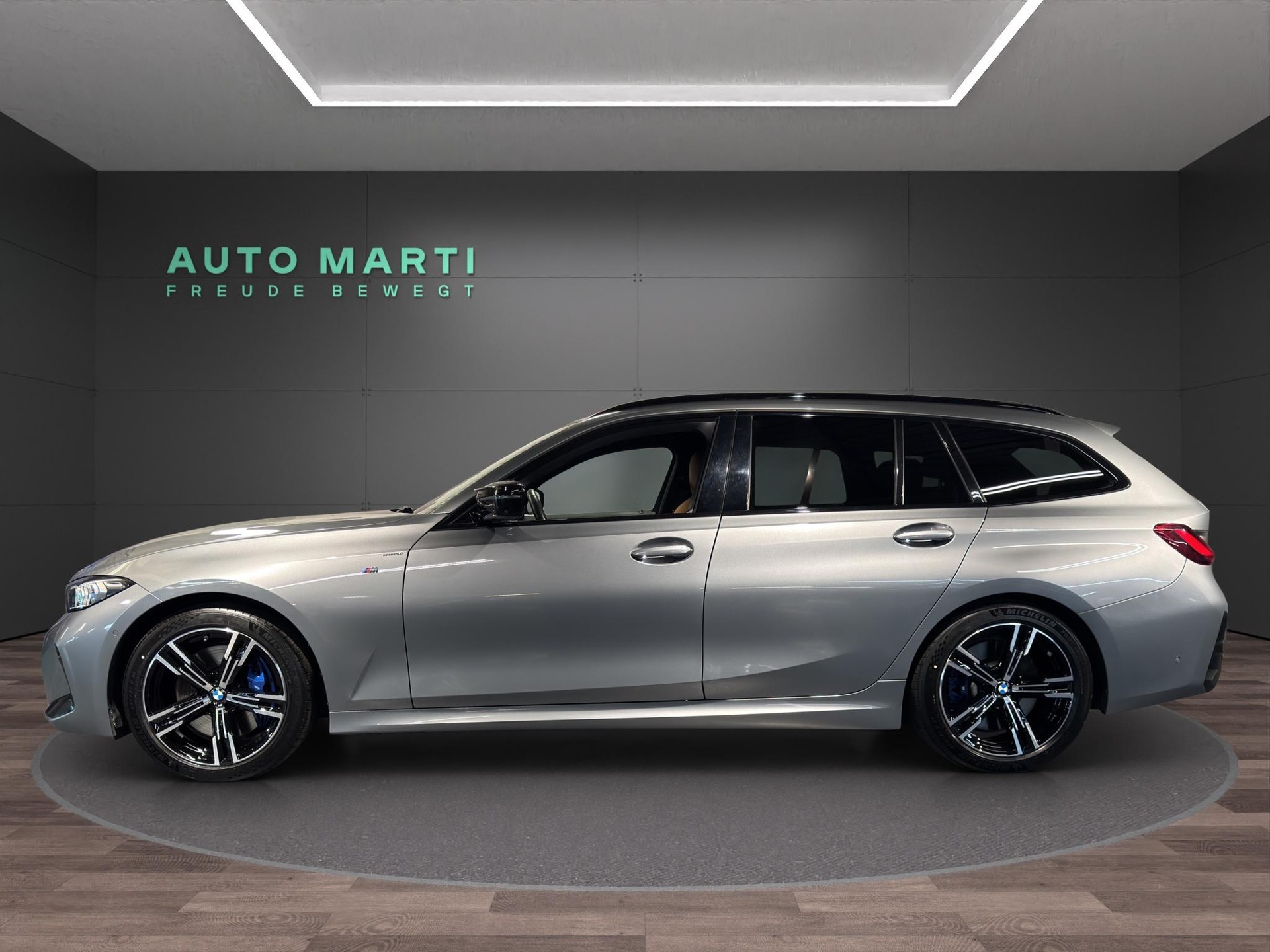 BMW M340d xDrive Touring-showroom-element-1