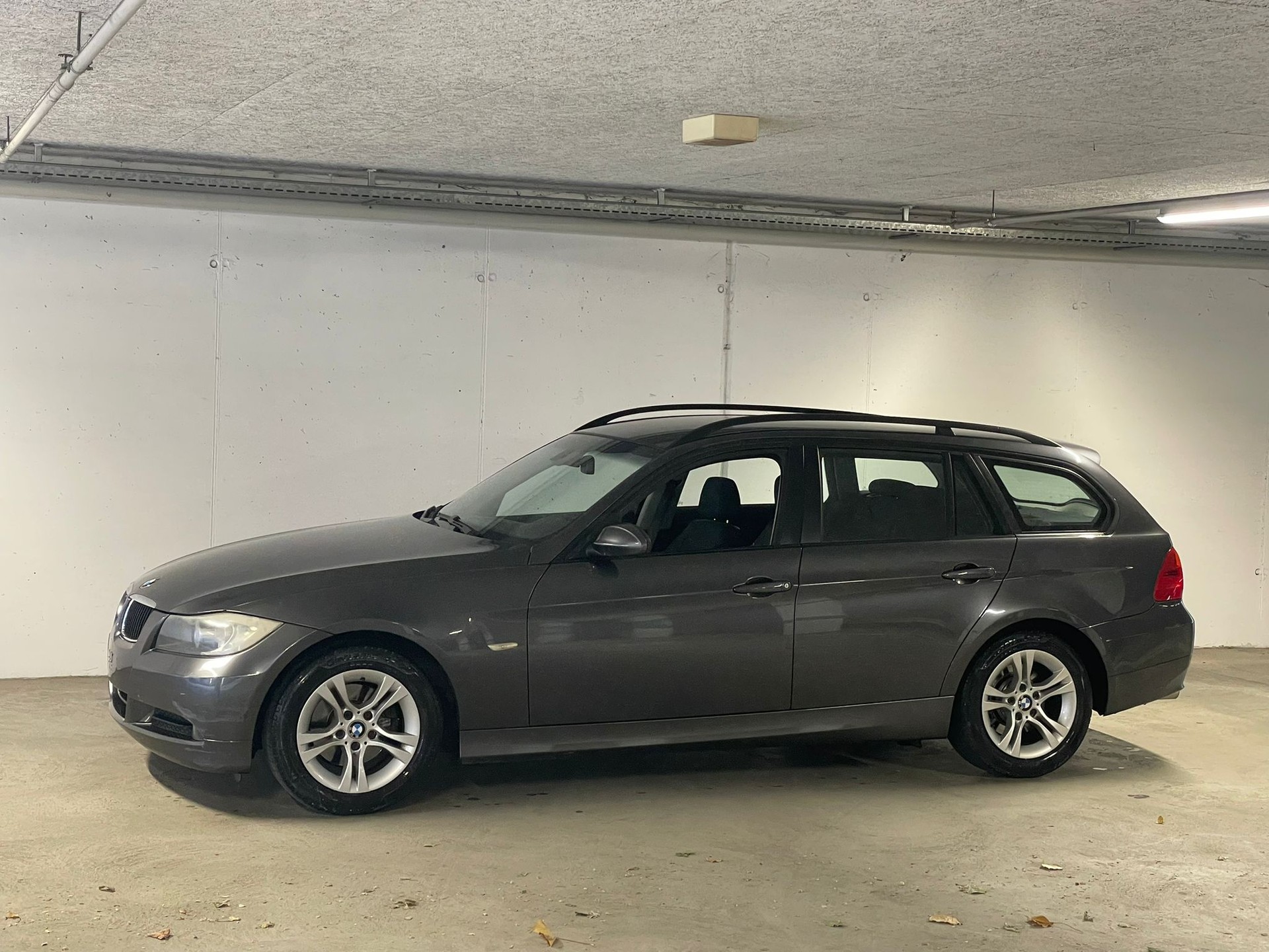 BMW 318i Touring GARANTIE-showroom-element-1