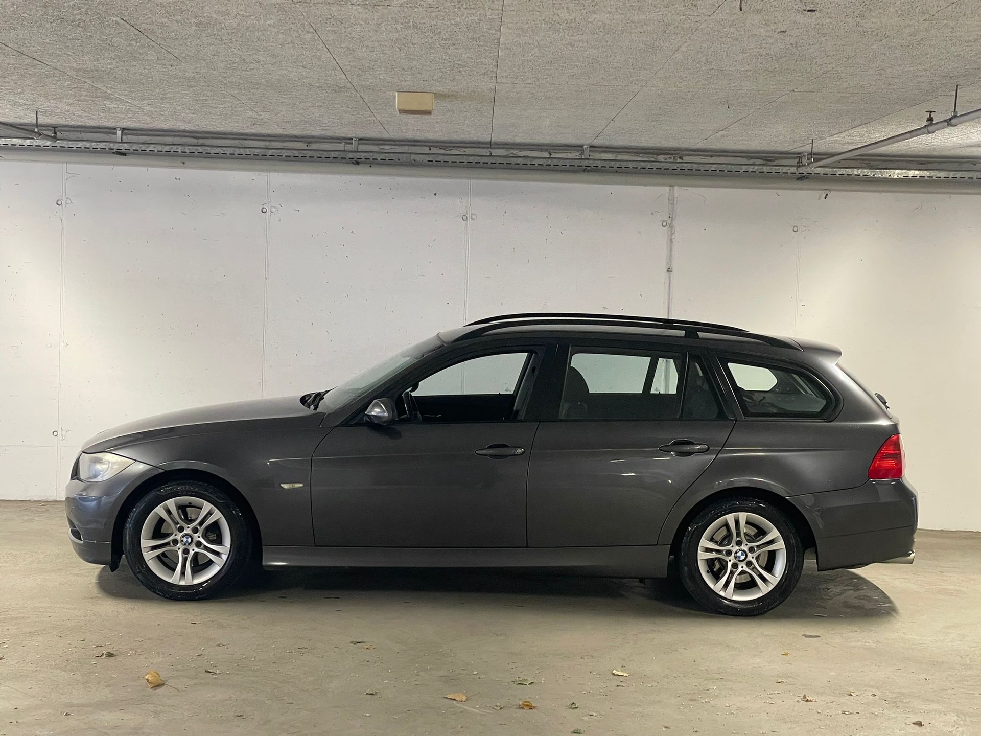 BMW 318i Touring GARANTIE-showroom-element-2