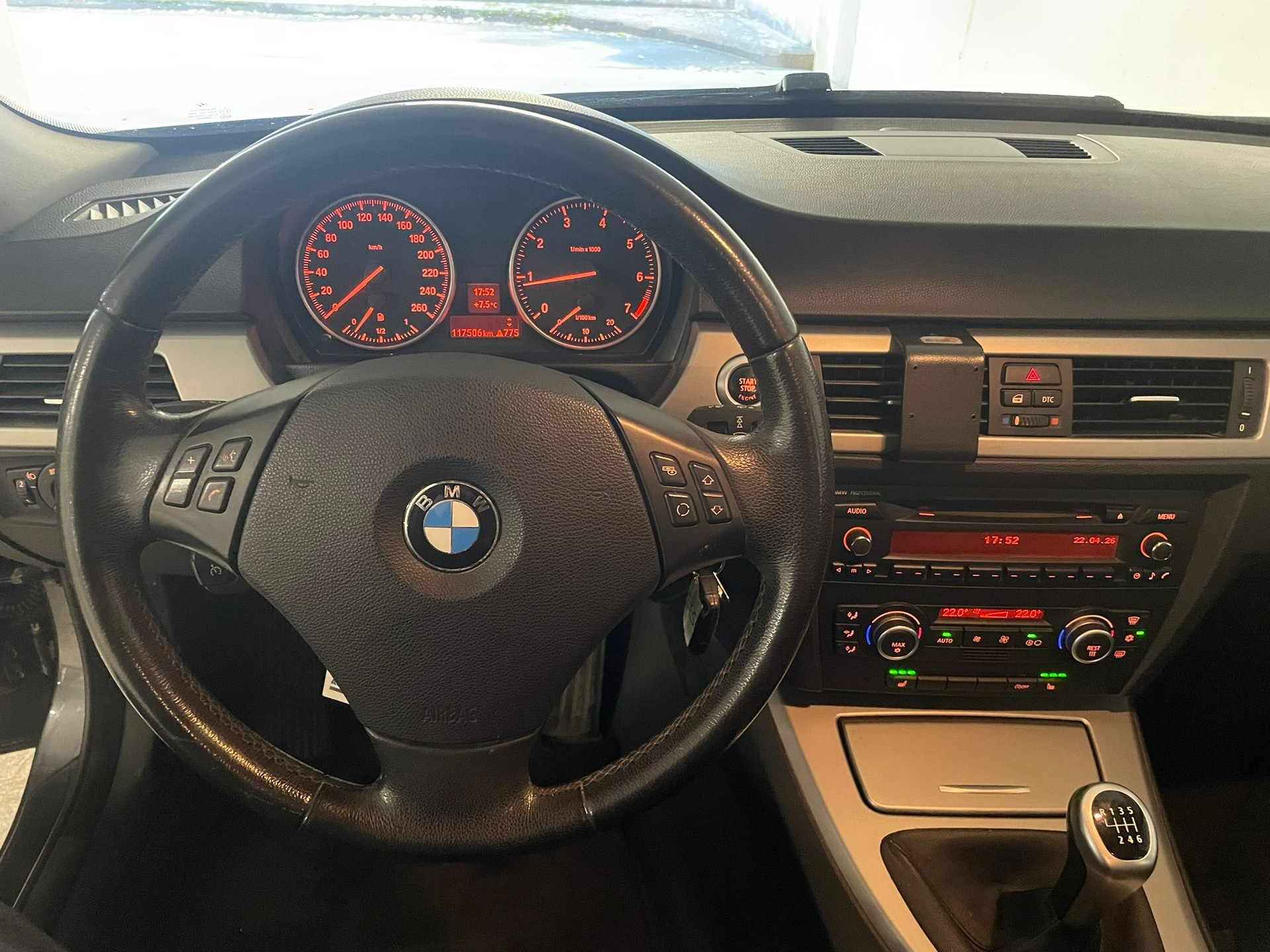 BMW 318i Touring GARANTIE-image-19