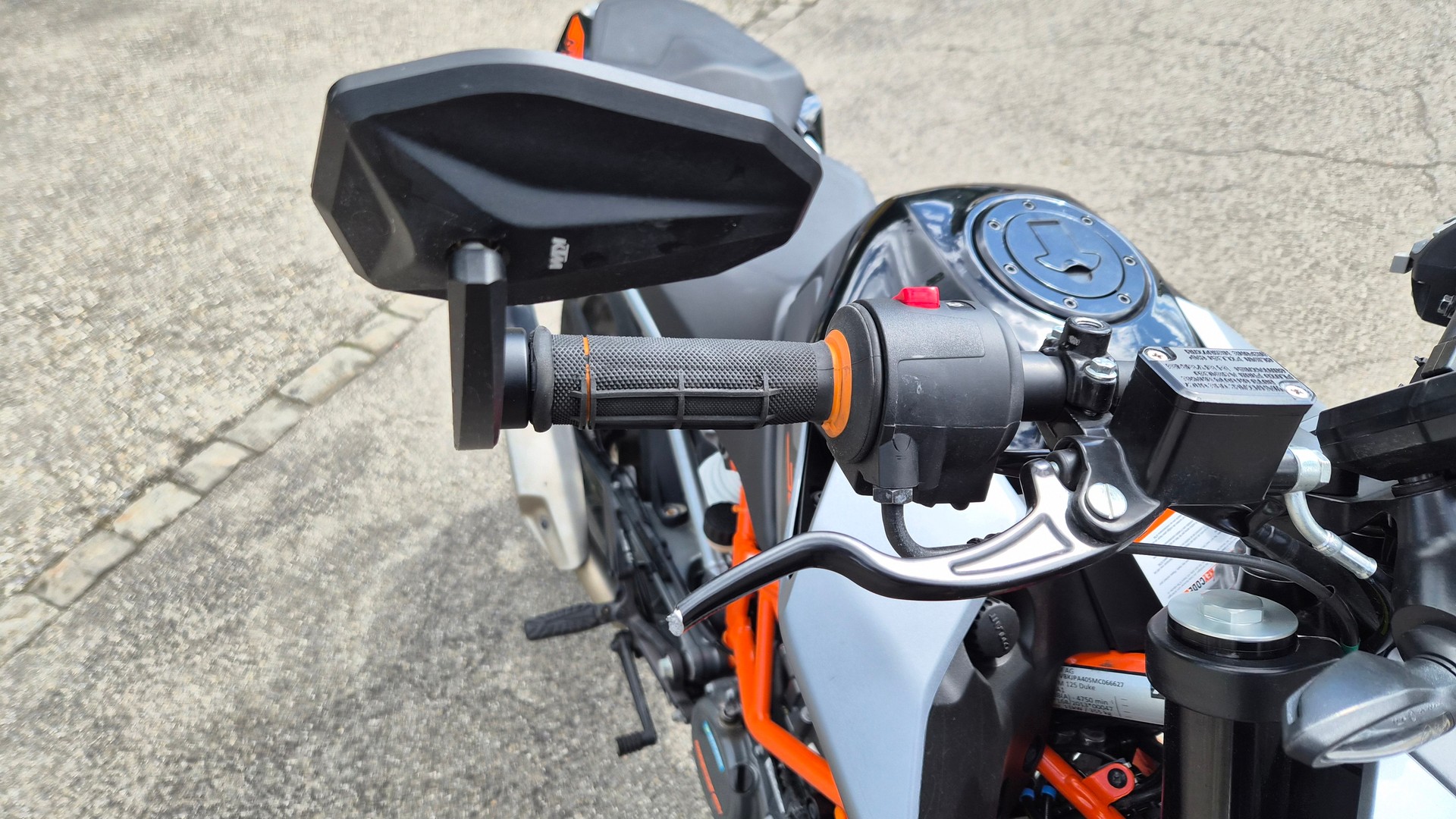 KTM 125 Duke-image-11