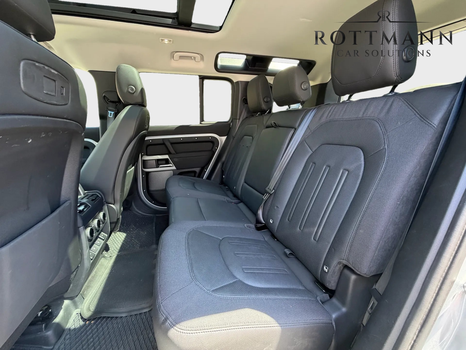 LAND ROVER Defender 110 3.0 D I6 250 First Edition AWD AT8-image-9