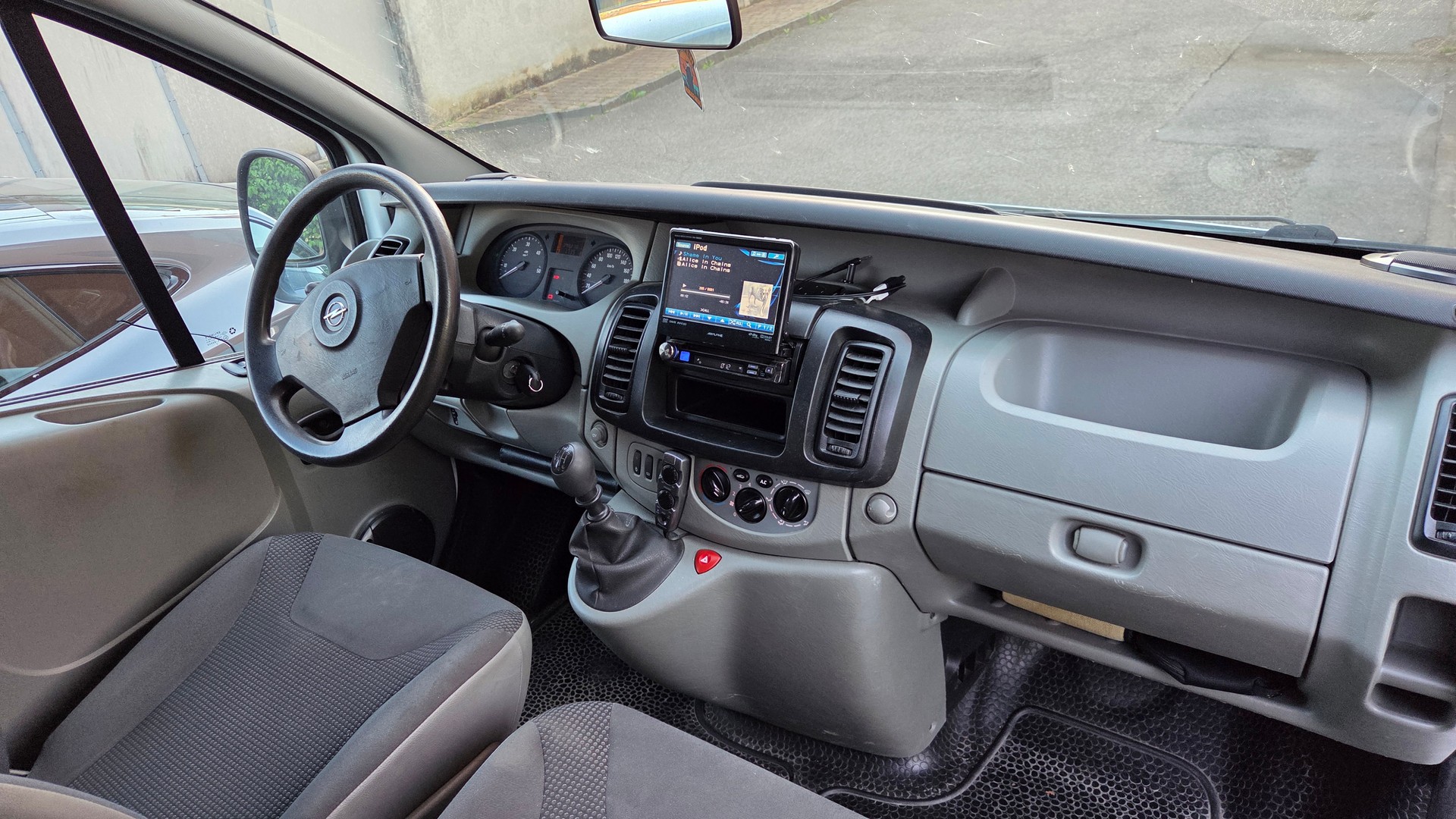 OPEL Vivaro 2.5TD H1L2 CamperVan Autark-image-9