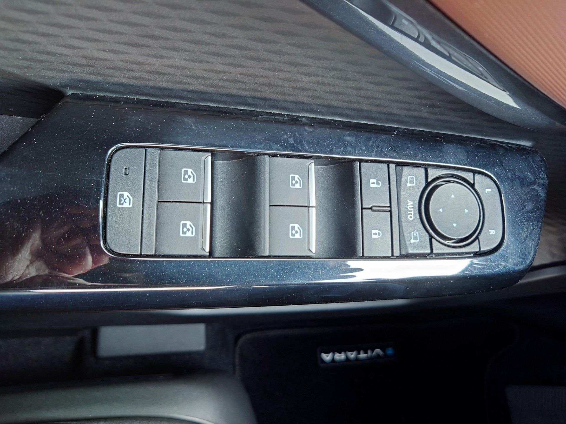 SUZUKI e Vitara Compact Top 4x4-image-8