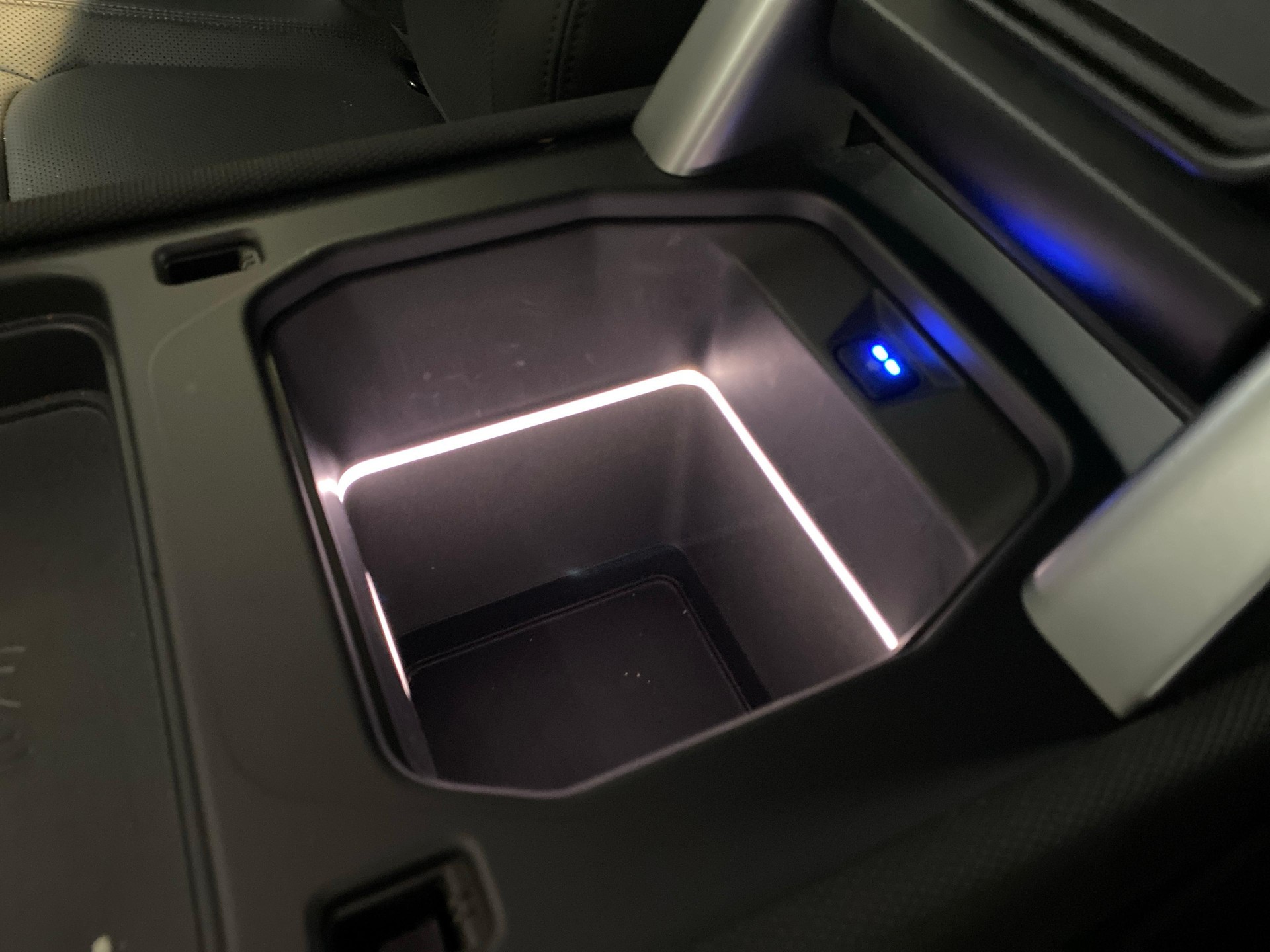 LAND ROVER Defender 110 3.0 D I6 300 75th Edition-image-12