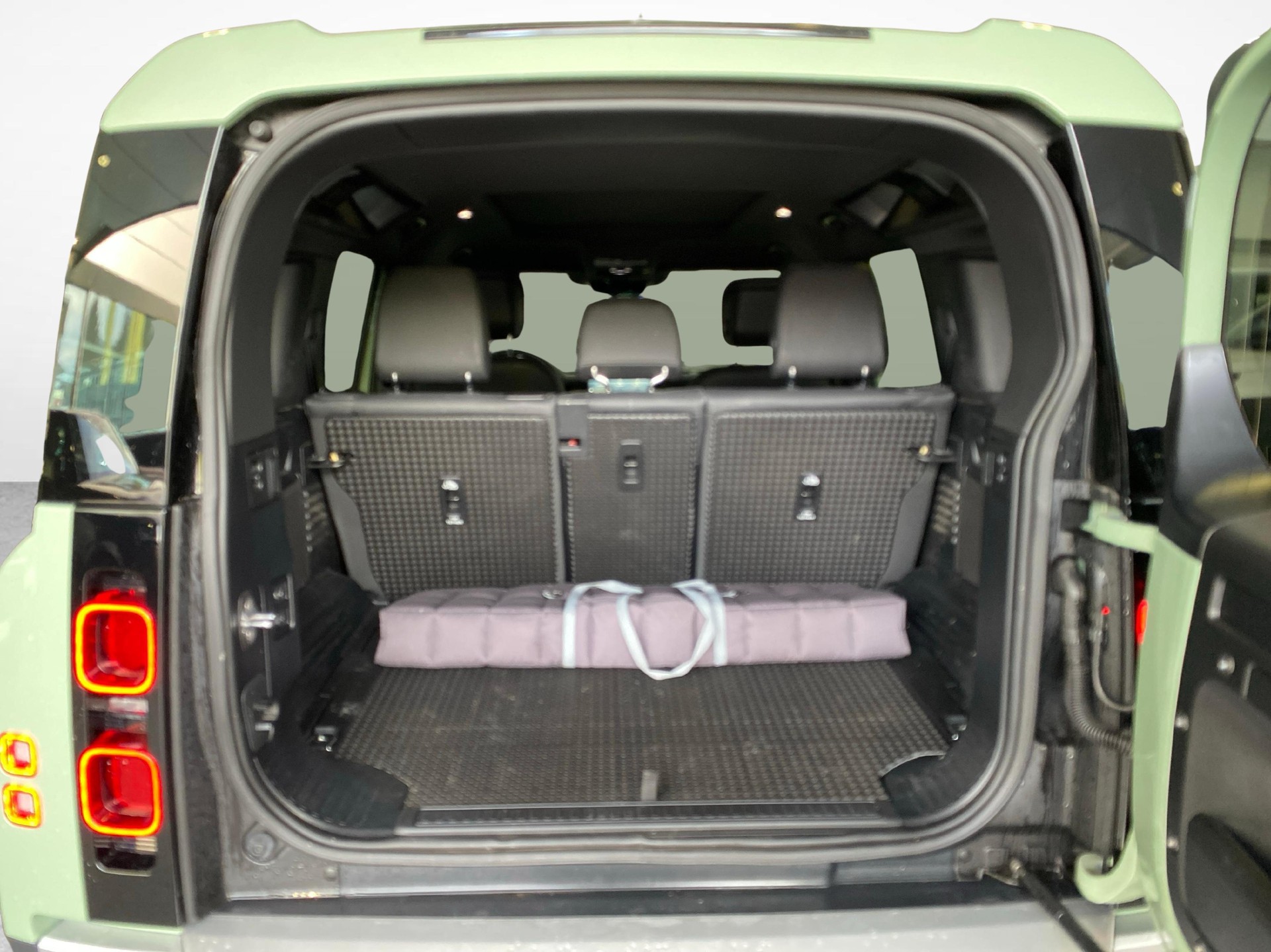 LAND ROVER Defender 110 3.0 D I6 300 75th Edition-image-11