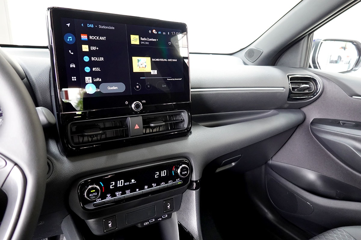 TOYOTA Yaris 1.5 Premium e-CVT-image-11
