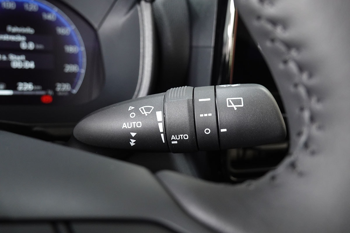 TOYOTA Yaris 1.5 Premium e-CVT-image-17