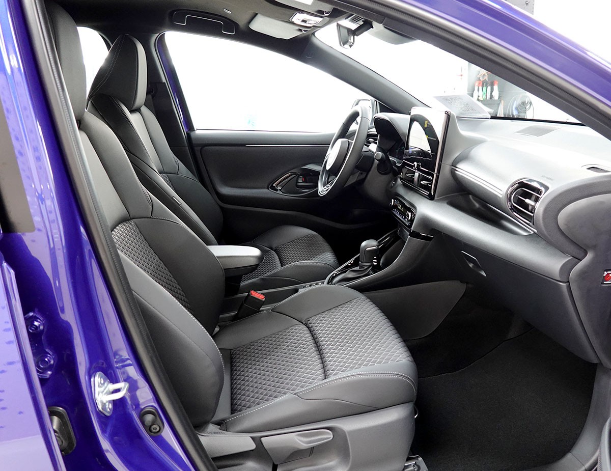 TOYOTA Yaris 1.5 Premium e-CVT-image-4