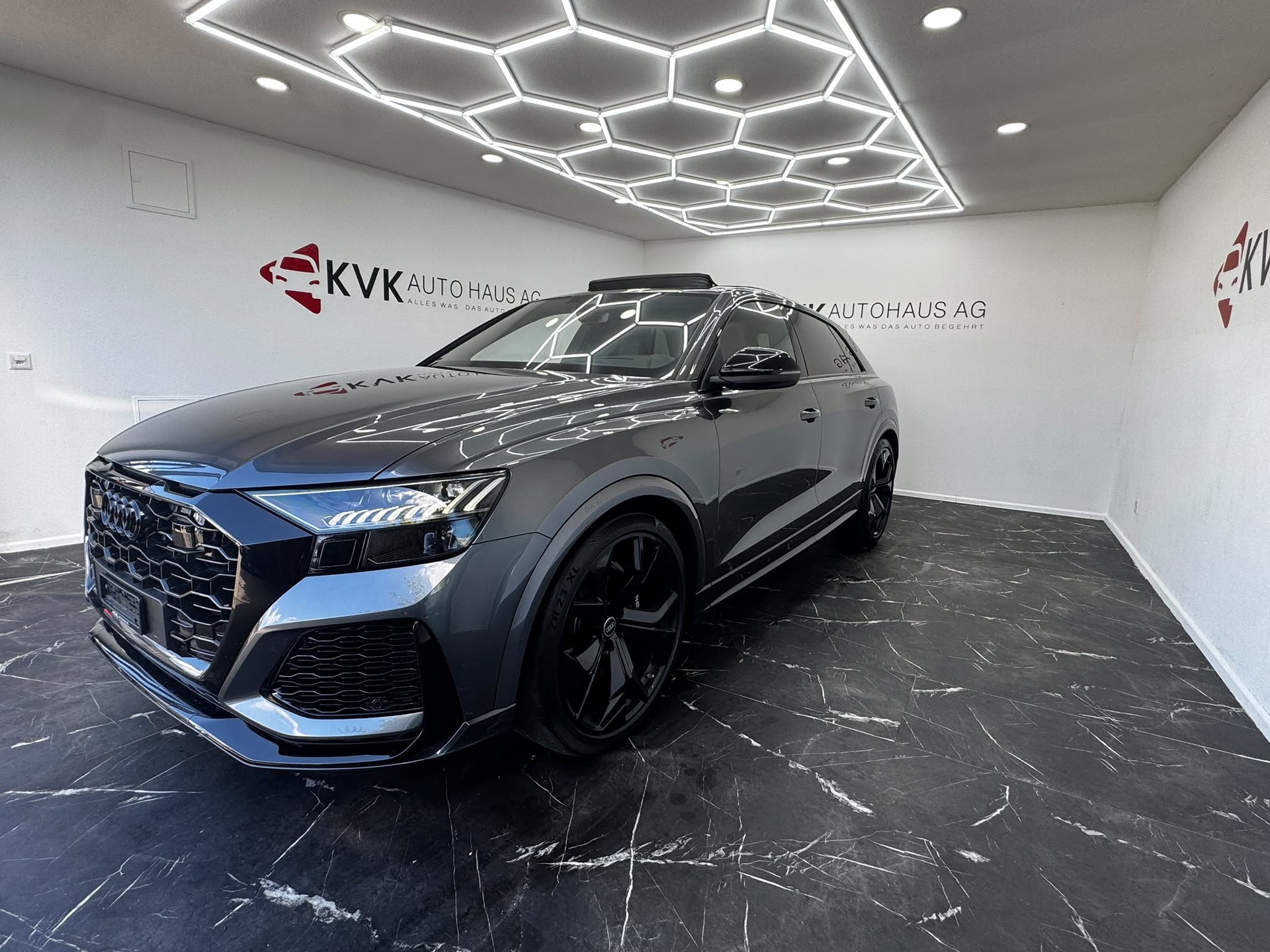 AUDI RSQ8 quattro tiptronic | VOLLAUSSTATTUNG | PANORAMA | GARANTIE BIS 100'000 KM |-showroom-element-2