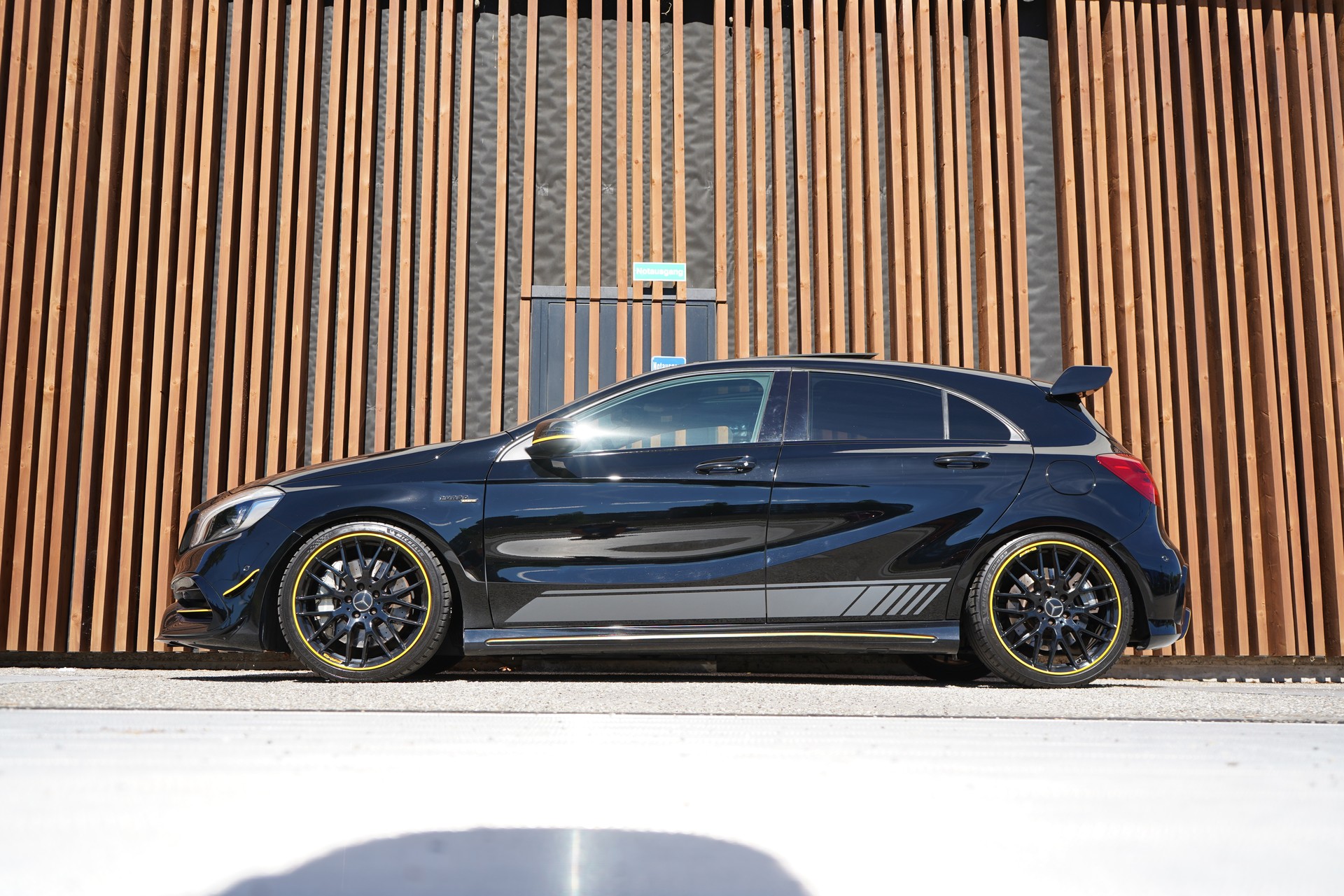 MERCEDES-BENZ A 45 AMG YELLOW NIGHT EDITION 4MATIC 7G-DCT l 380 PS-showroom-element-1