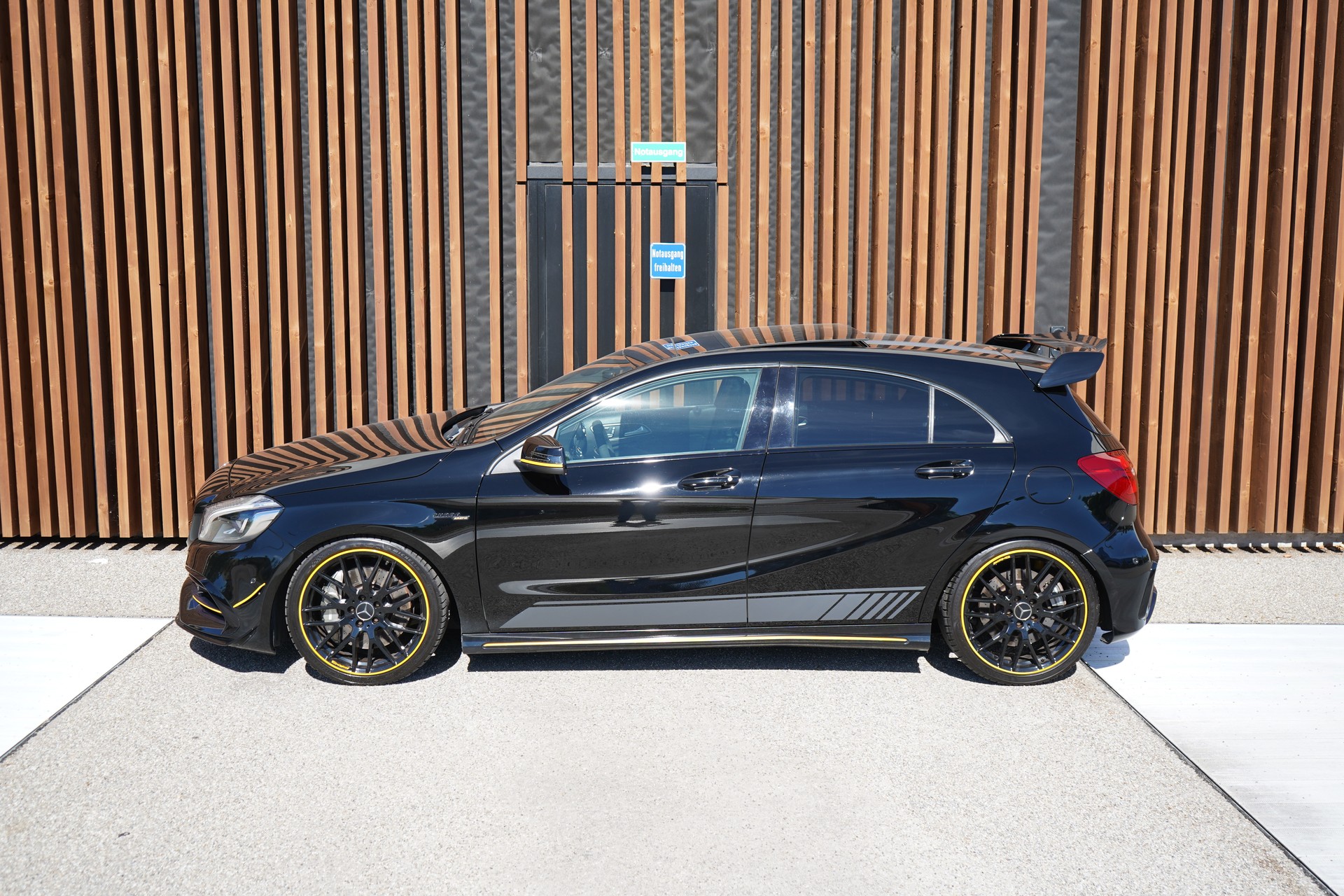 MERCEDES-BENZ A 45 AMG YELLOW NIGHT EDITION 4MATIC 7G-DCT l 380 PS-showroom-element-3