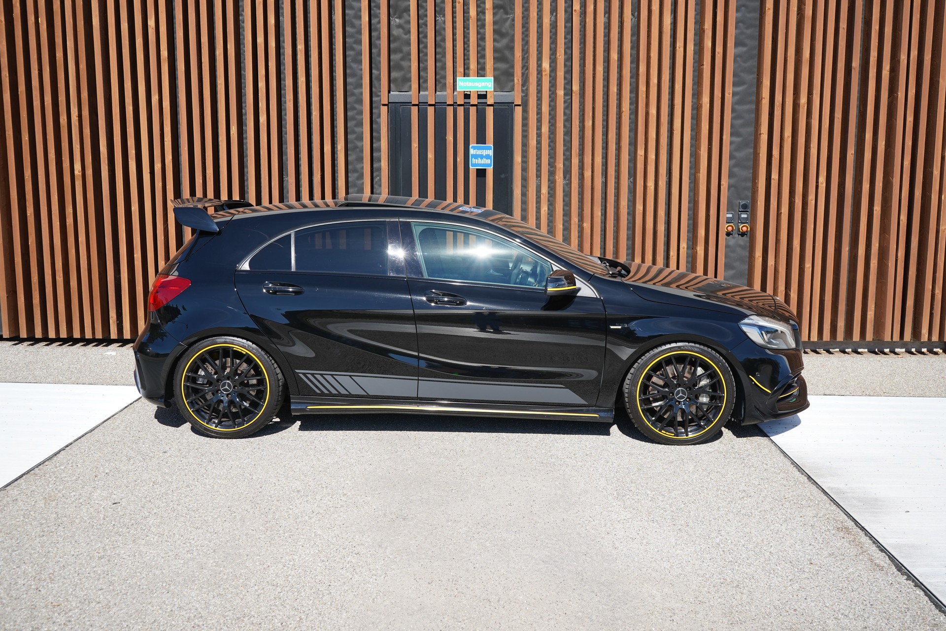MERCEDES-BENZ A 45 AMG YELLOW NIGHT EDITION 4MATIC 7G-DCT l 380 PS-showroom-element-2