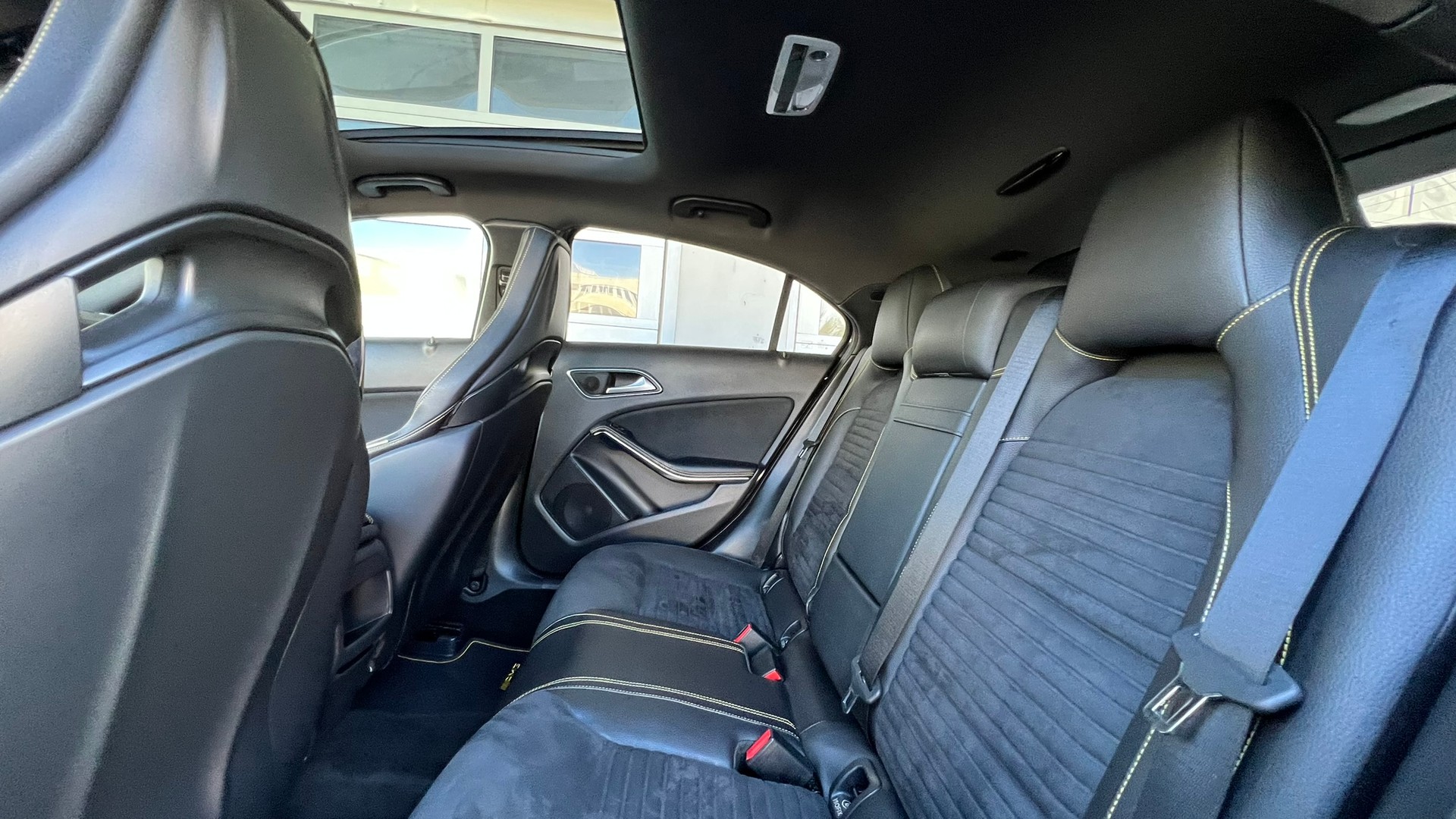 MERCEDES-BENZ A 45 AMG YELLOW NIGHT EDITION 4MATIC 7G-DCT l 380 PS-image-17