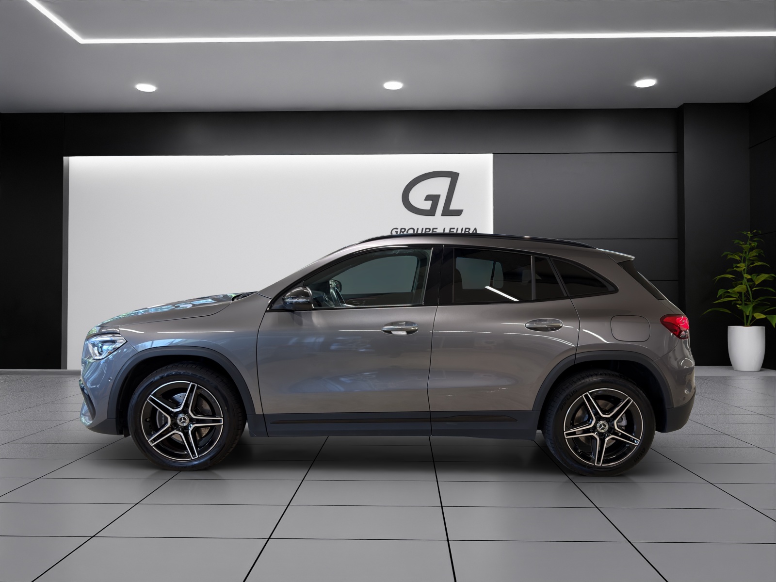 MERCEDES-BENZ GLA 250e AMG Line 8G-DCT-showroom-element-2