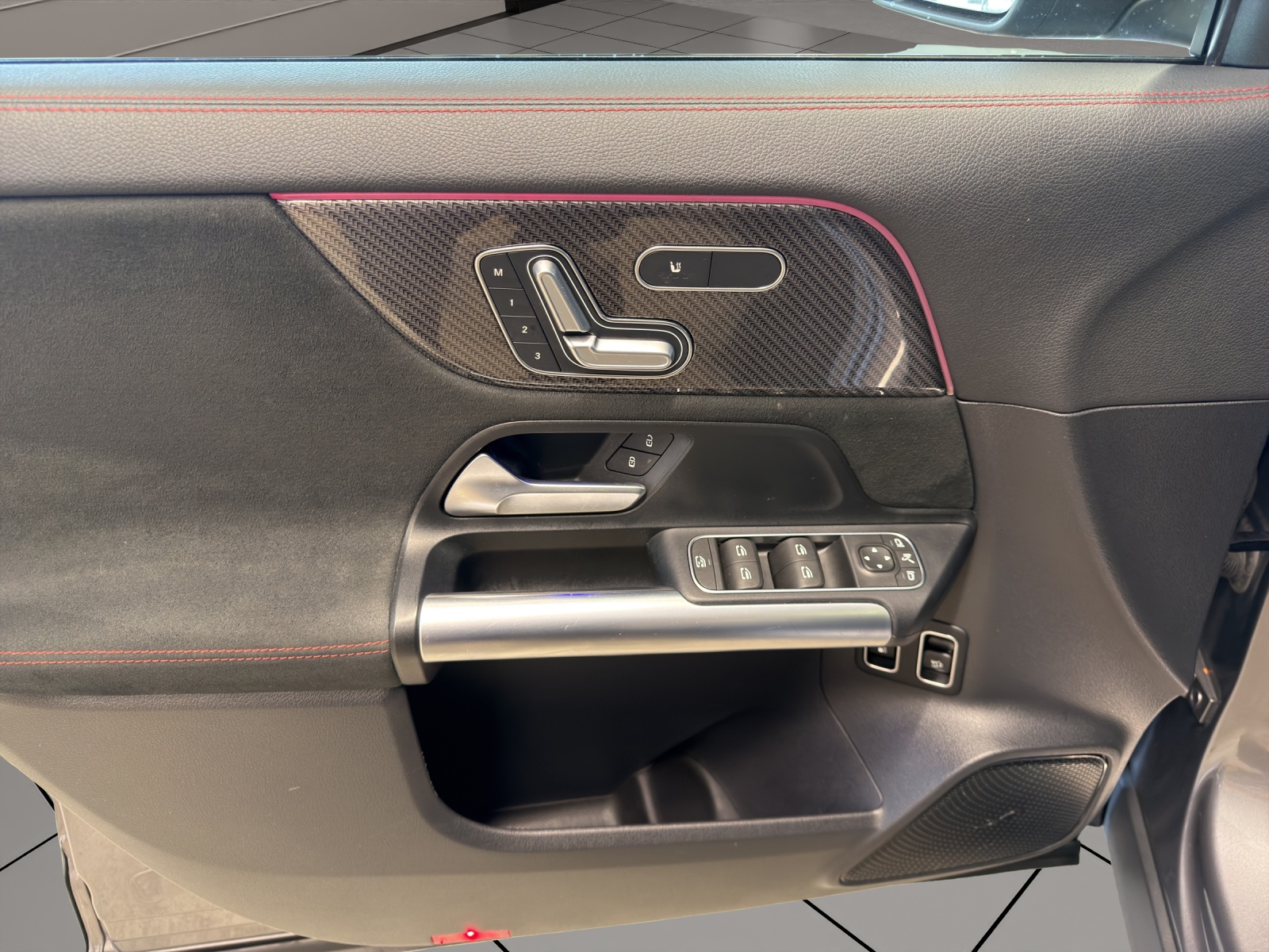 MERCEDES-BENZ GLA 250e AMG Line 8G-DCT-image-9