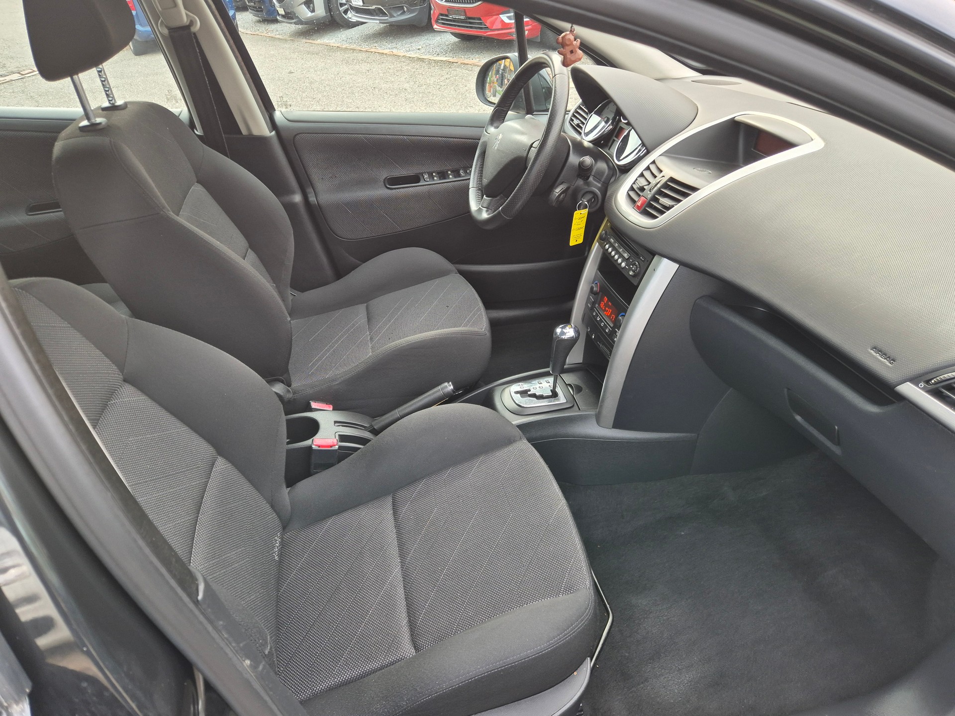 PEUGEOT 207 1.6 16V XT Automatic-image-4
