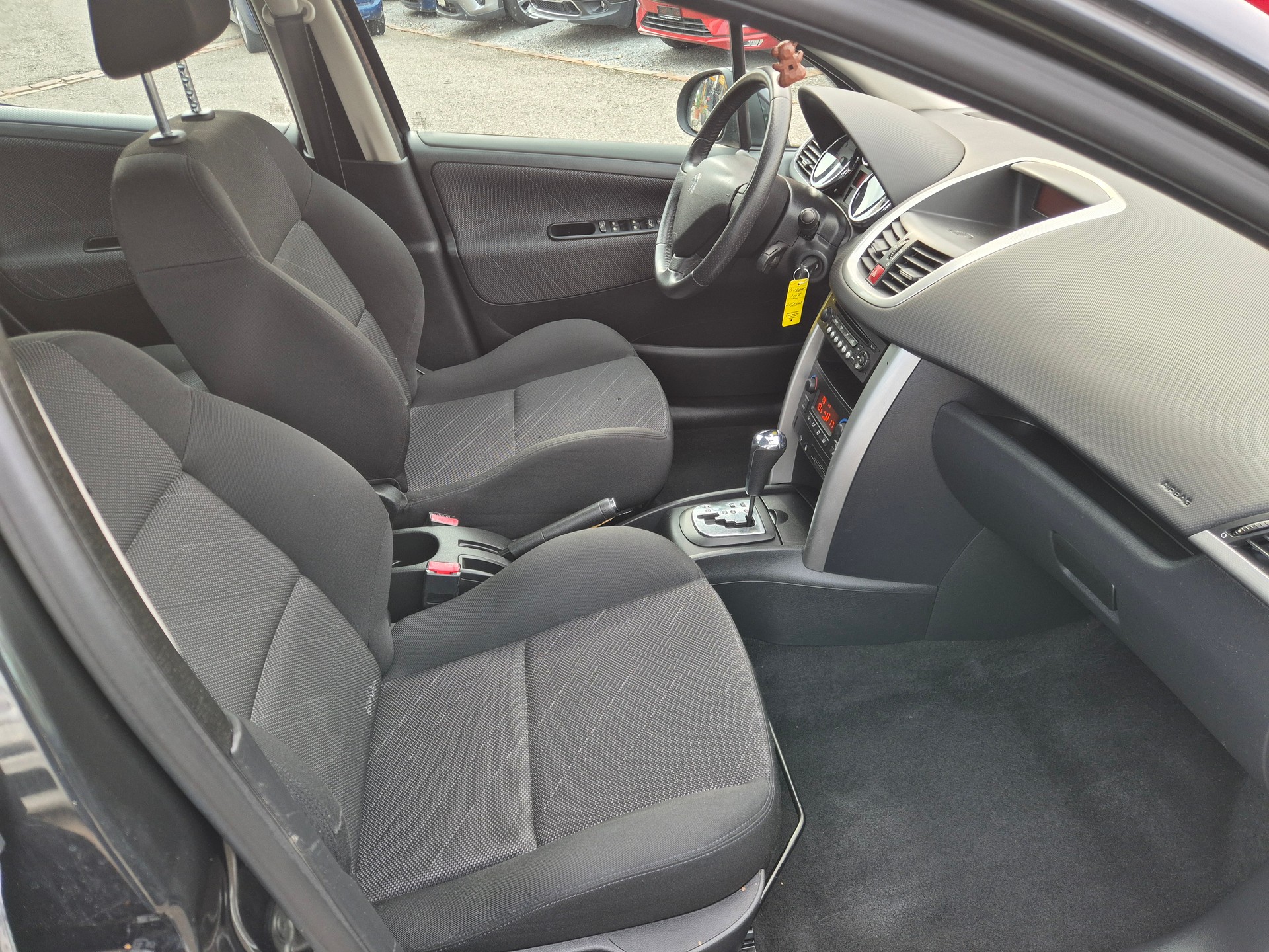 PEUGEOT 207 1.6 16V XT Automatic-image-7