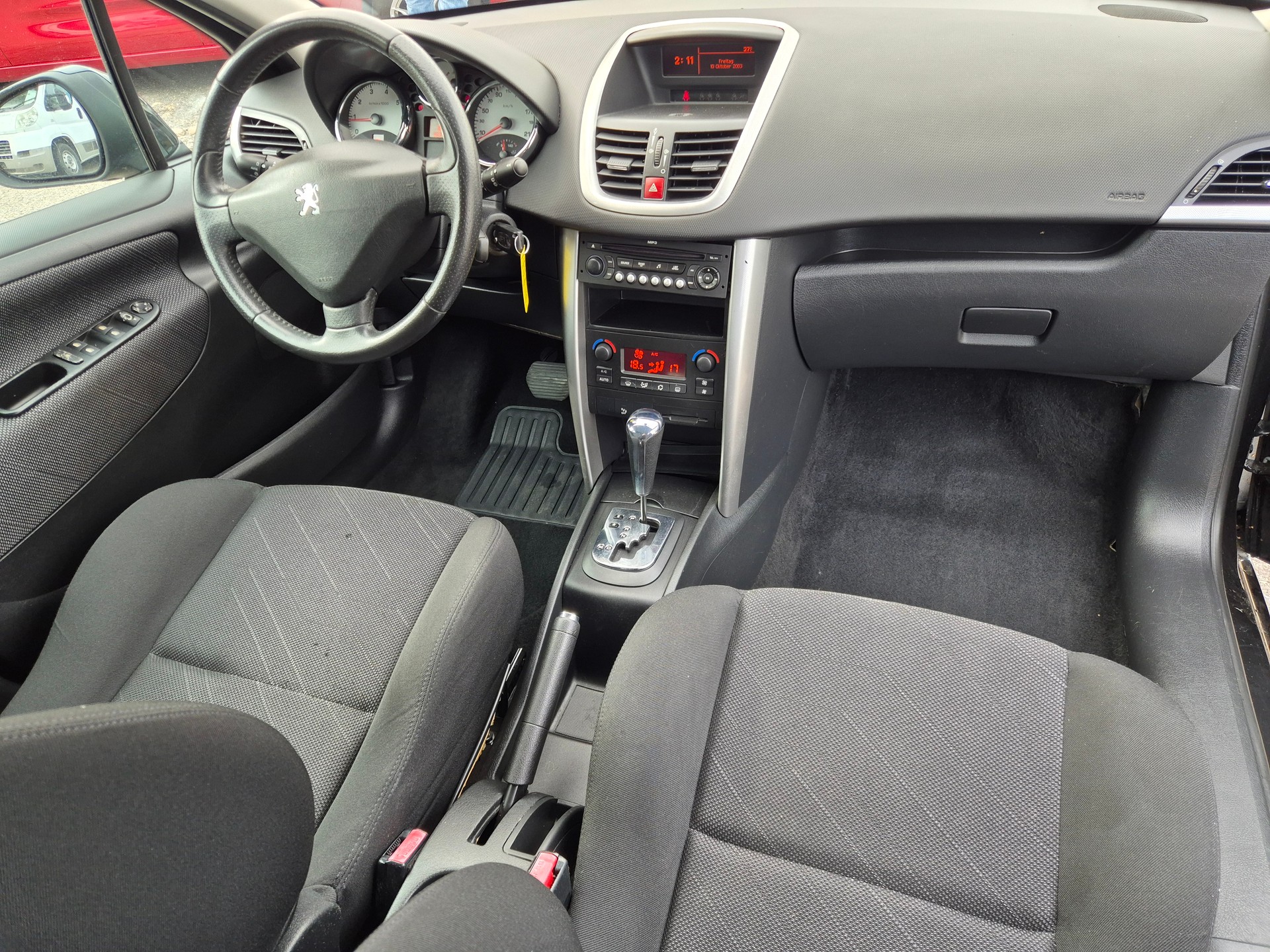 PEUGEOT 207 1.6 16V XT Automatic-image-5