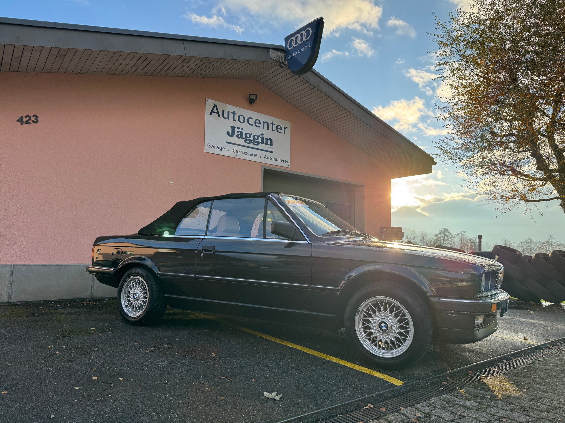 BMW 320i Cabrio-image-4