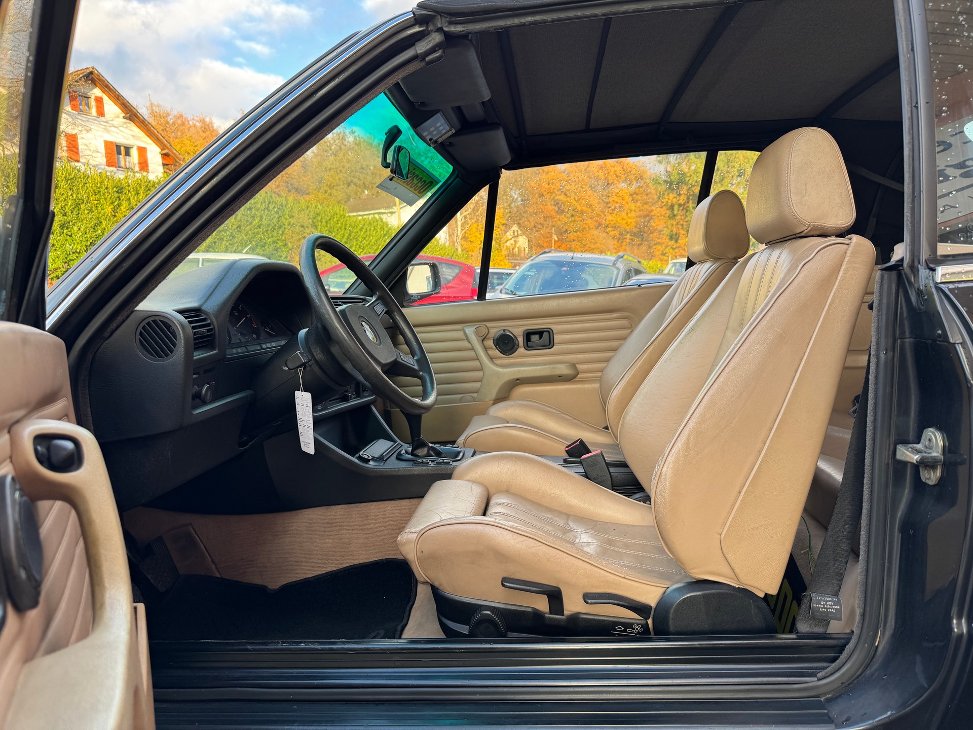 BMW 320i Cabrio-image-5