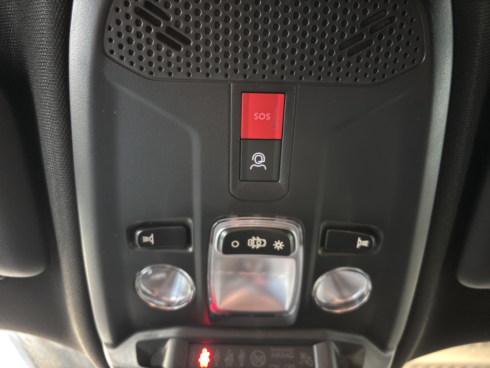 PEUGEOT 2008 1.2 145 MHEV Allure Premium-image-15