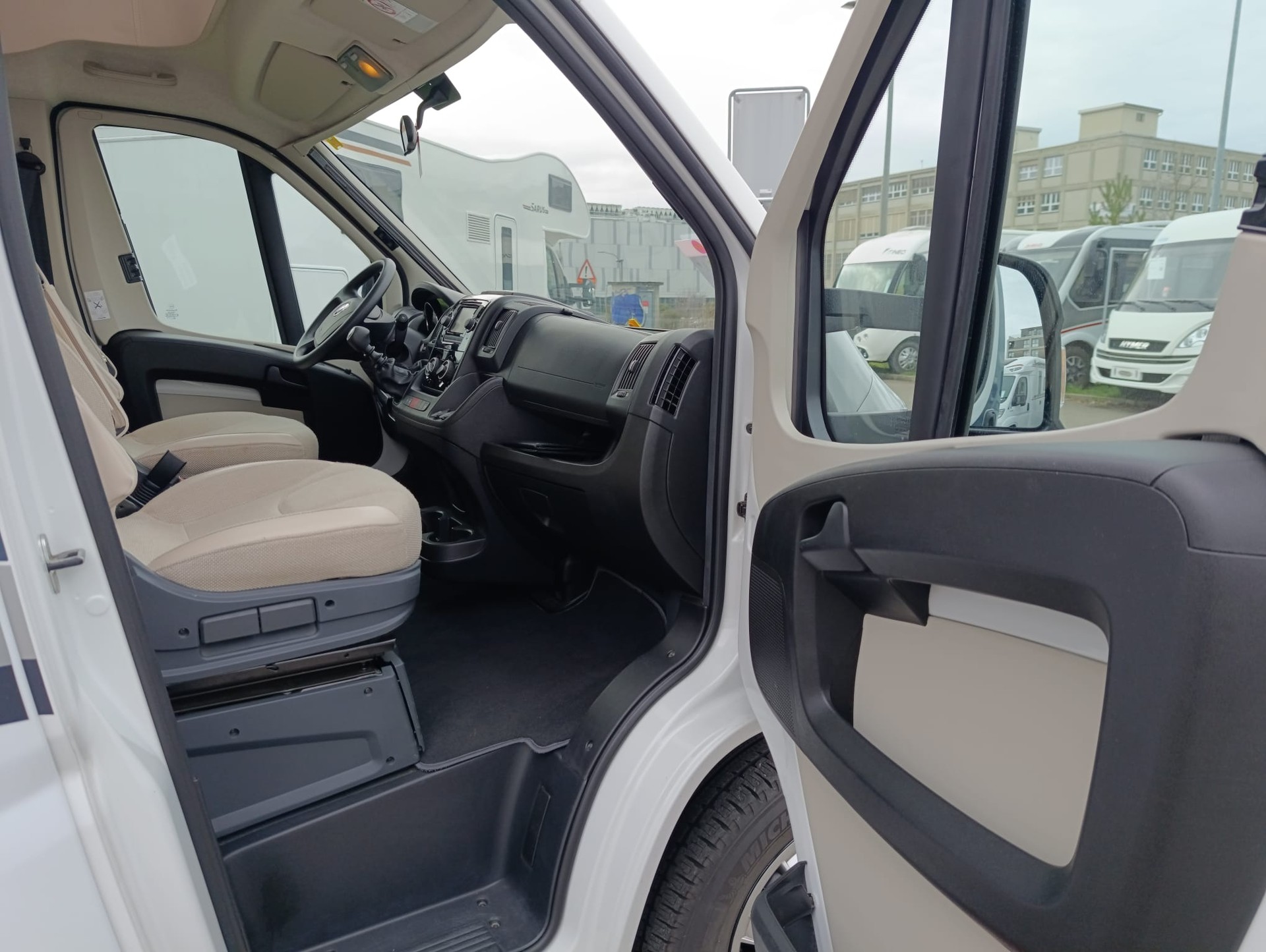KNAUS R 21-image-25