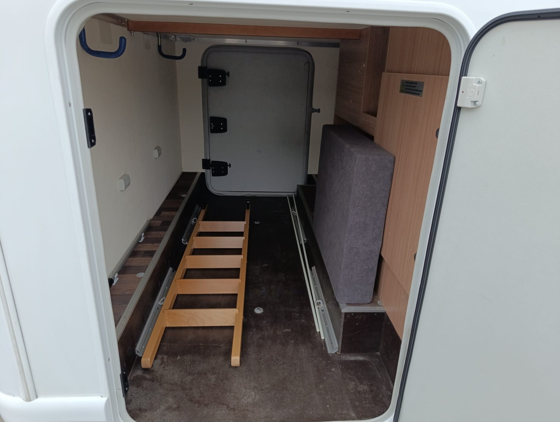 KNAUS R 21-image-12