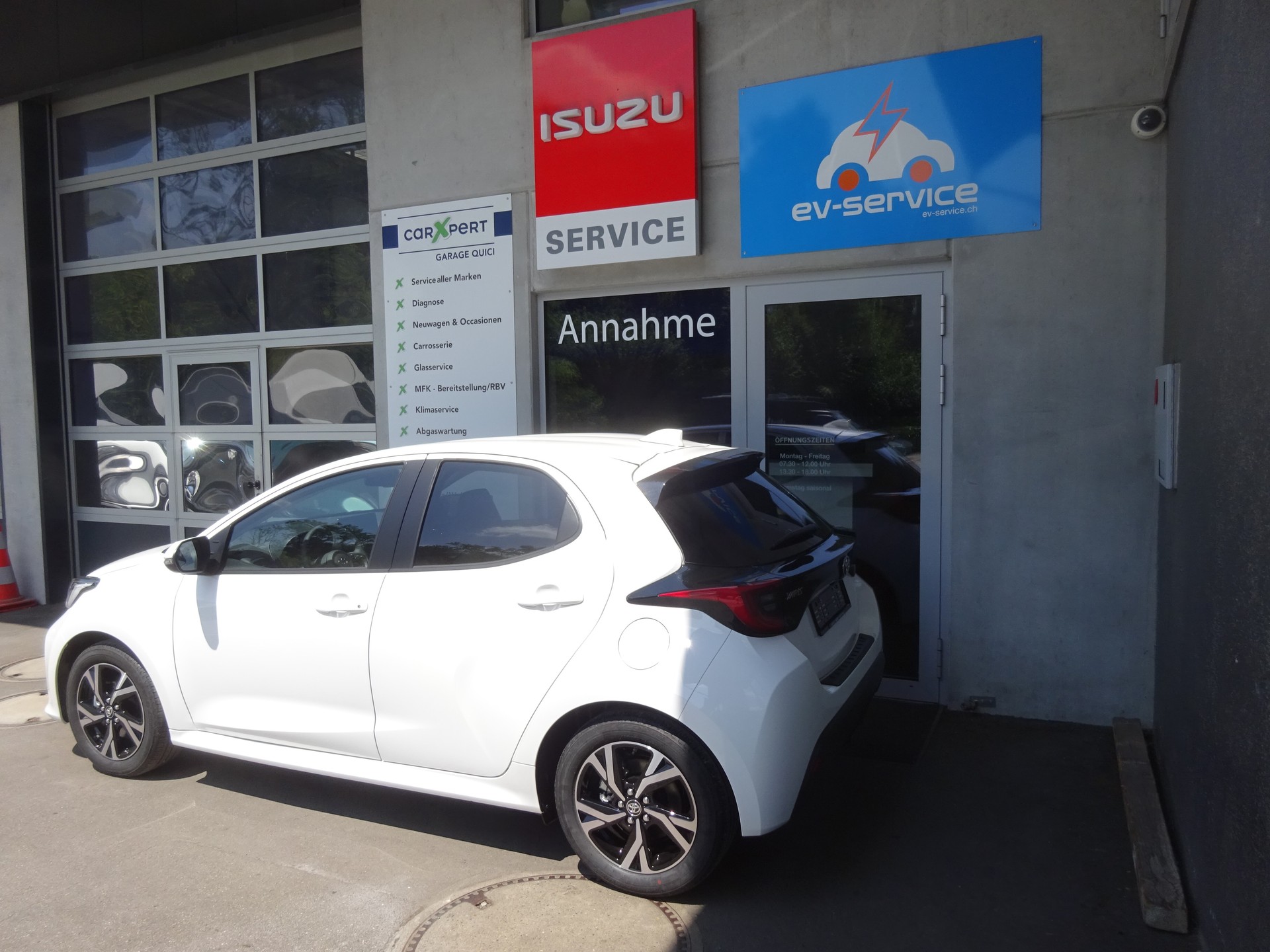 TOYOTA Yaris 1.5 Trend e-CVT-image-2
